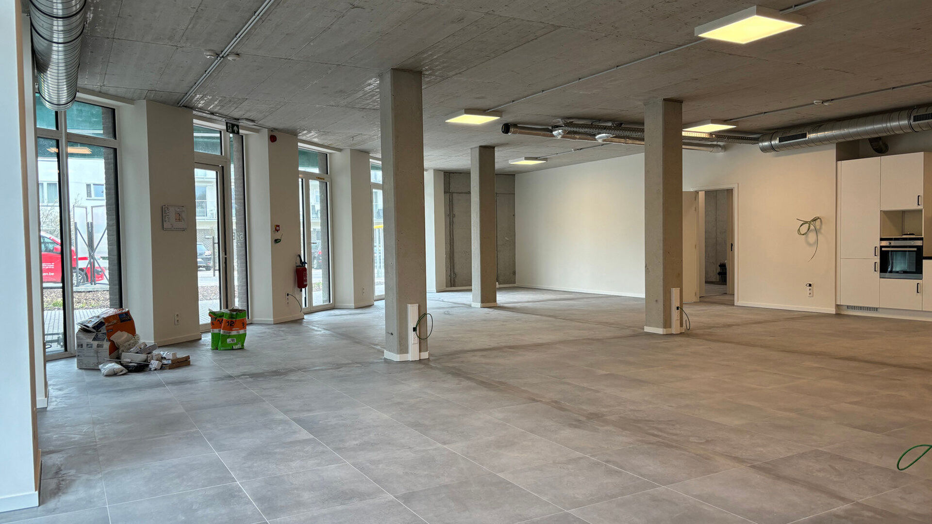 Bent u op zoek naar een moderne en perfect gelegen commerciële ruimte voor uw onderneming? Dit nieuwbouwpand in Heverlee biedt alles wat u nodig heeft om uw zaak succesvol te laten groeien. Gelegen aan de strategisch belangrijke Celestijnenlaan, vlakbij 