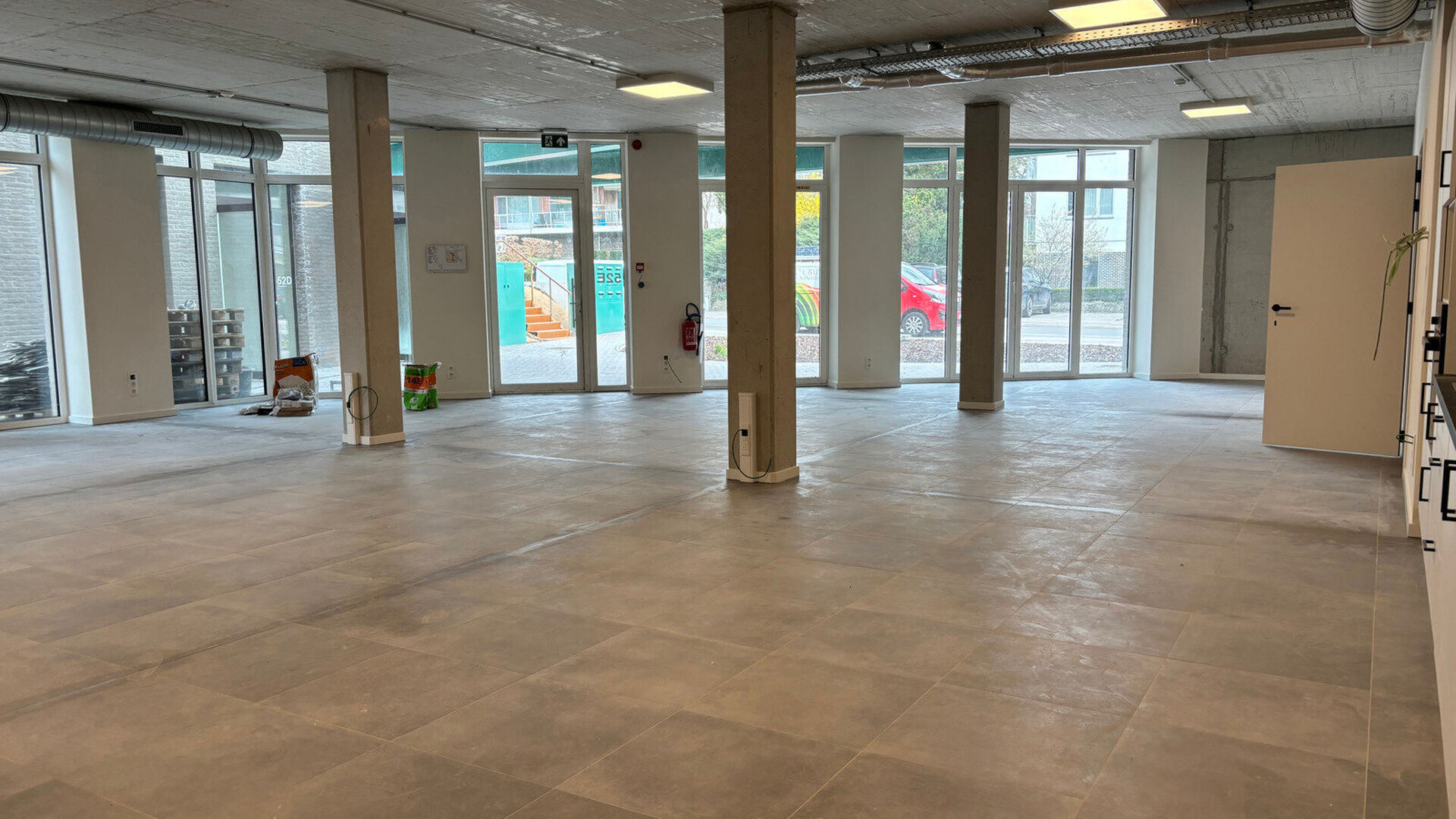 Bent u op zoek naar een moderne en perfect gelegen commerciële ruimte voor uw onderneming? Dit nieuwbouwpand in Heverlee biedt alles wat u nodig heeft om uw zaak succesvol te laten groeien. Gelegen aan de strategisch belangrijke Celestijnenlaan, vlakbij 