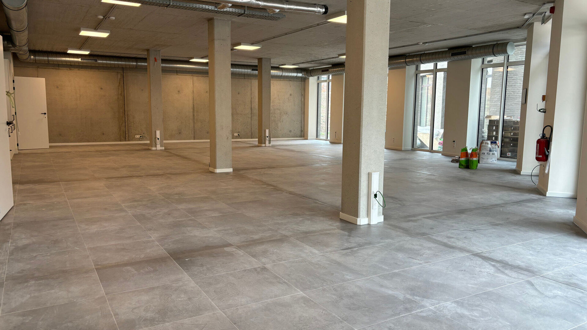 Bent u op zoek naar een moderne en perfect gelegen commerciële ruimte voor uw onderneming? Dit nieuwbouwpand in Heverlee biedt alles wat u nodig heeft om uw zaak succesvol te laten groeien. Gelegen aan de strategisch belangrijke Celestijnenlaan, vlakbij 