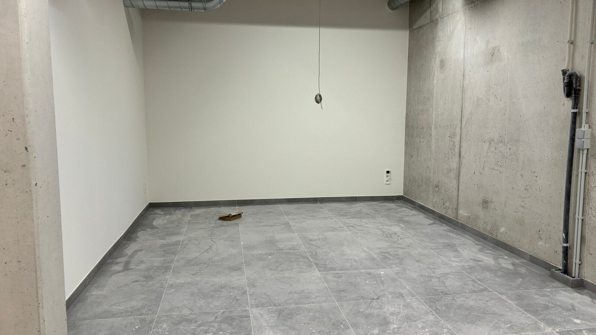 Bent u op zoek naar een moderne en perfect gelegen commerciële ruimte voor uw onderneming? Dit nieuwbouwpand in Heverlee biedt alles wat u nodig heeft om uw zaak succesvol te laten groeien. Gelegen aan de strategisch belangrijke Celestijnenlaan, vlakbij 