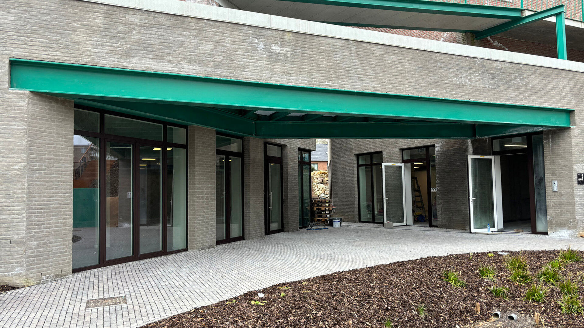 Bent u op zoek naar een moderne en perfect gelegen commerciële ruimte voor uw onderneming? Dit nieuwbouwpand in Heverlee biedt alles wat u nodig heeft om uw zaak succesvol te laten groeien. Gelegen aan de strategisch belangrijke Celestijnenlaan, vlakbij 