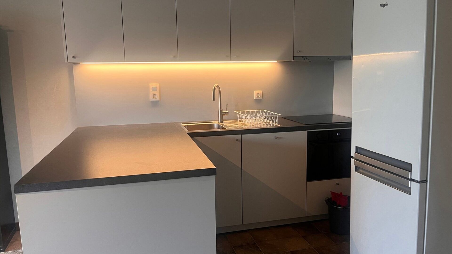 1 slaapkamerappartement gelegen op de derde verdieping aan de Naamsepoort van Leuven. Deze toplocatie is een pluspunt voor een jong startend koppel of alleenstaande dat via deze uitvalhoek alle kanten uit kan. Omvat inkomhal, leefruimte met open NIEUWE ke