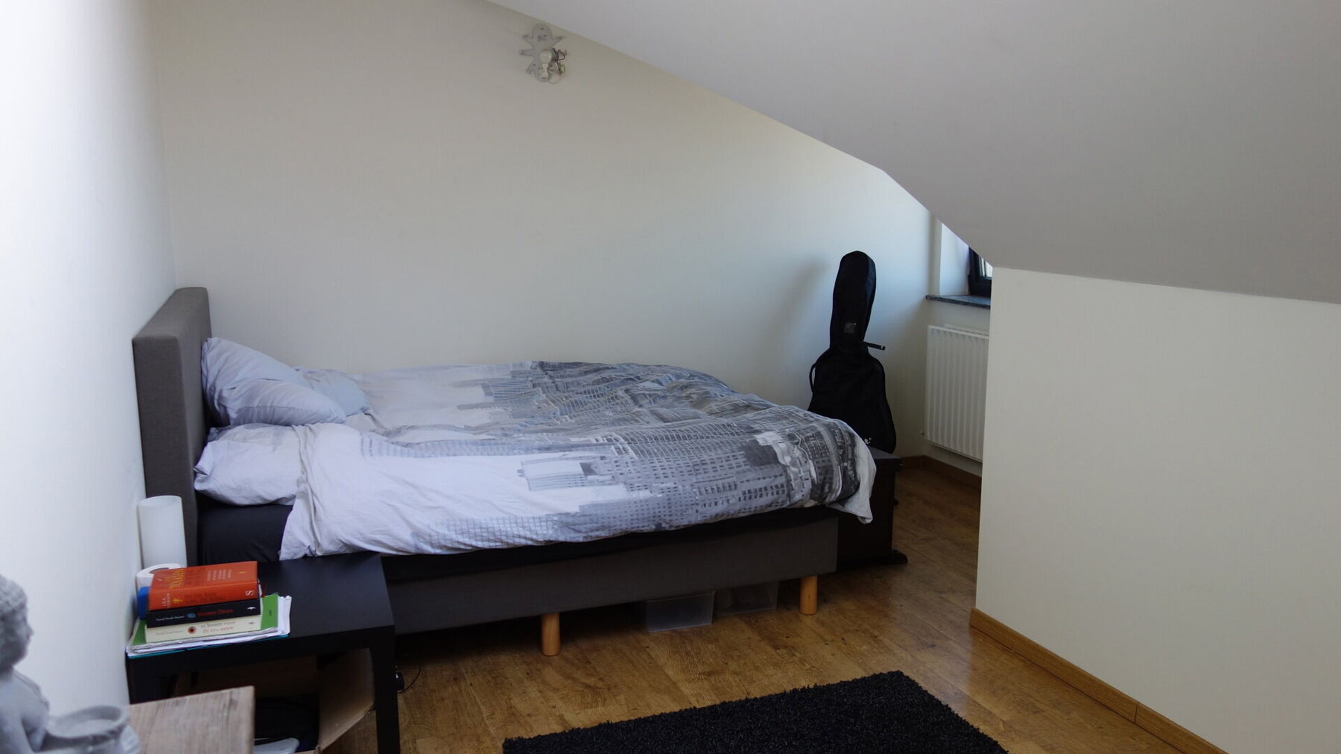 D&eacute;couvrez ce charmant appartement duplex, agr&eacute;able et id&eacute;alement situ&eacute; dans un petit immeuble, au 1er et 2e &eacute;tage, avec une terrasse ensoleill&eacute;e.

L&rsquo;appartement se situe au centre de Kessel-Lo, &agrave; proximit&eacute; d&rsquo;un parc et &agrave; distance de marche de