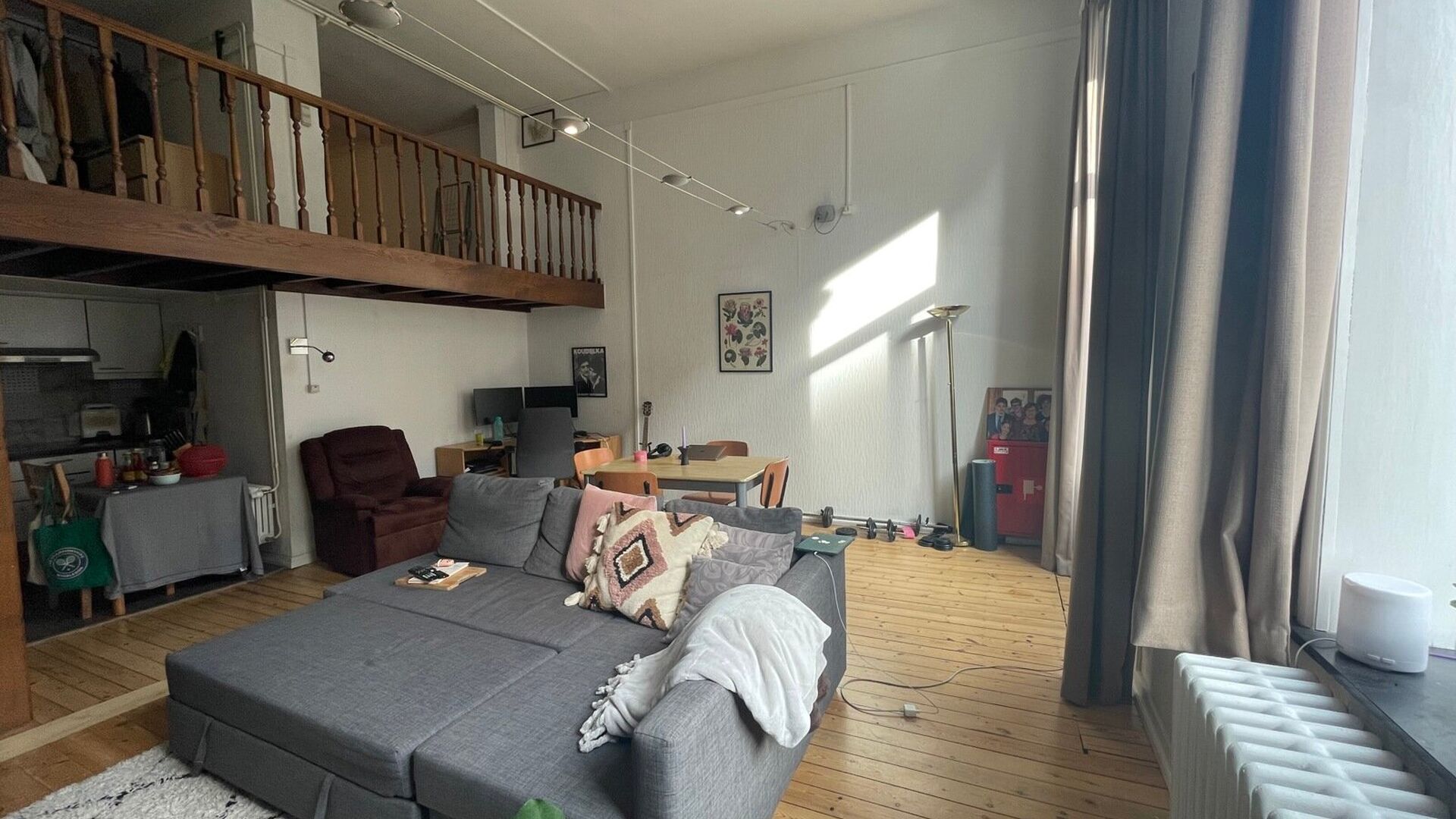 Bienvenue dans ce spacieux appartement en duplex au cœur de Louvain !
Ce duplex prêt à emménager est situé en plein centre-ville. C'est le logement idéal pour ceux qui recherchent l'ambiance dynamique de la ville combinée à une excellente accessi