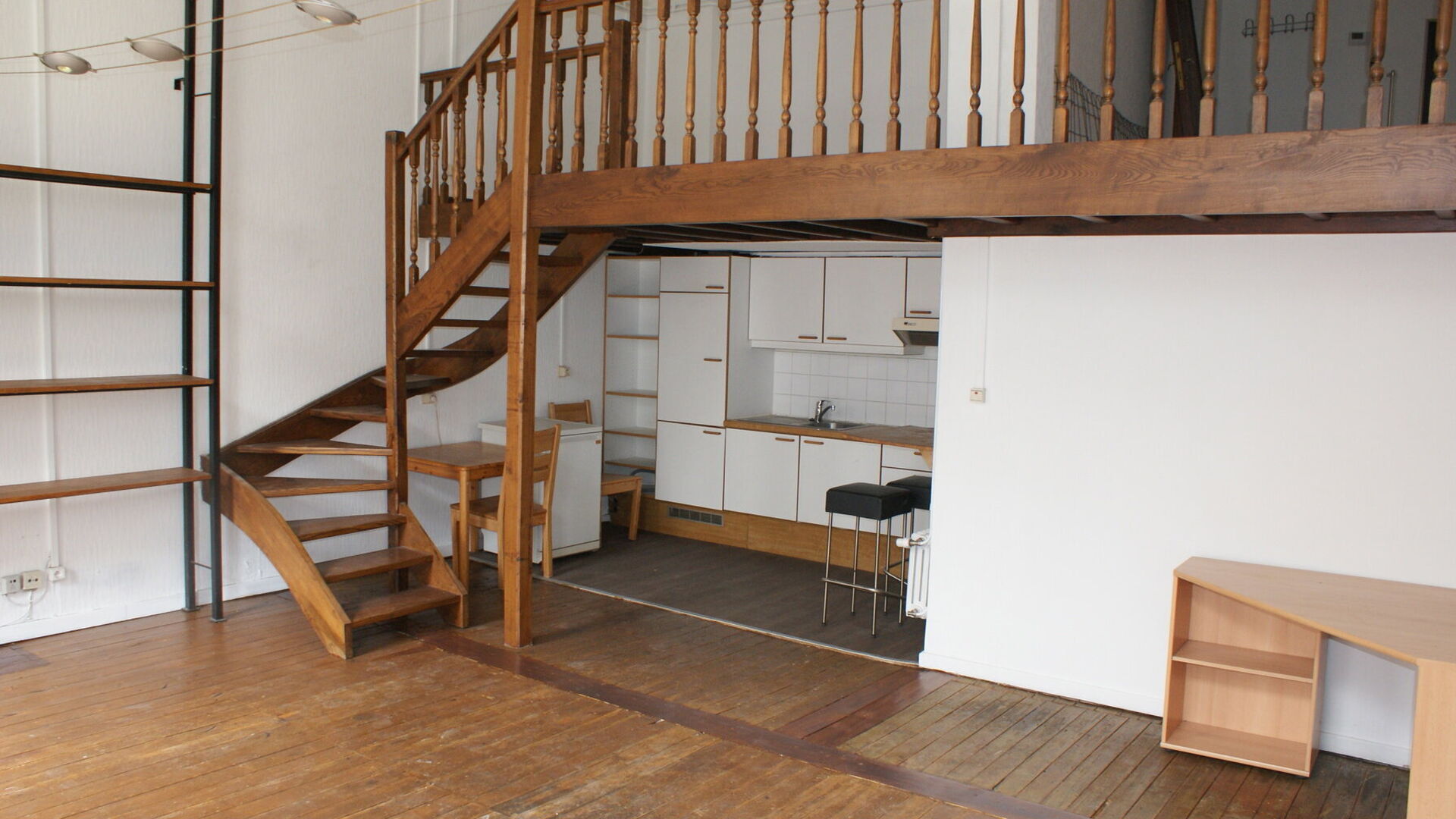 Bienvenue dans ce spacieux appartement en duplex au cœur de Louvain !
Ce duplex prêt à emménager est situé en plein centre-ville. C'est le logement idéal pour ceux qui recherchent l'ambiance dynamique de la ville combinée à une excellente accessi
