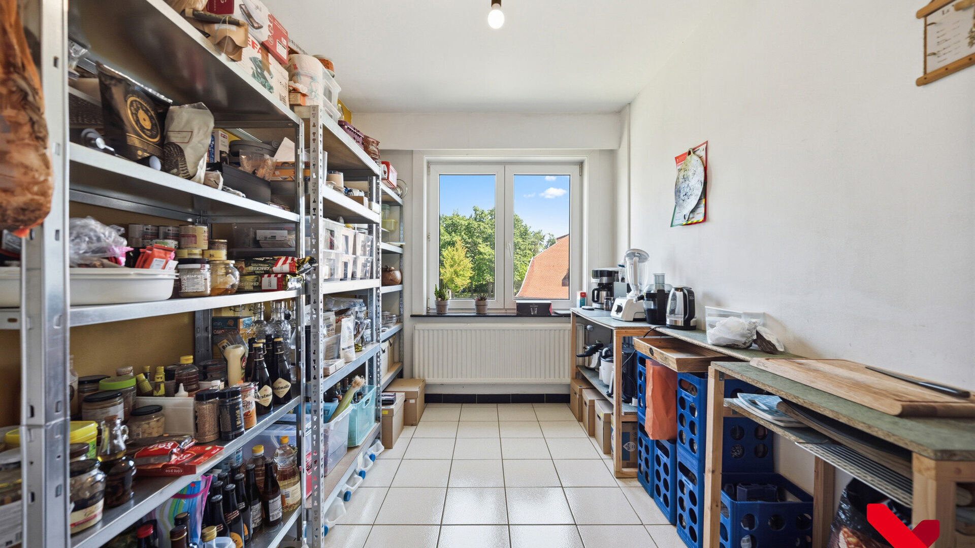 Bienvenue à Kessel-Lo ! Ce charmant appartement en duplex bénéficie d'une situation idéale, à proximité du centre de Louvain. Commerces, écoles, transports en commun et diverses installations sportives et de loisirs sont accessibles à pied ou à v