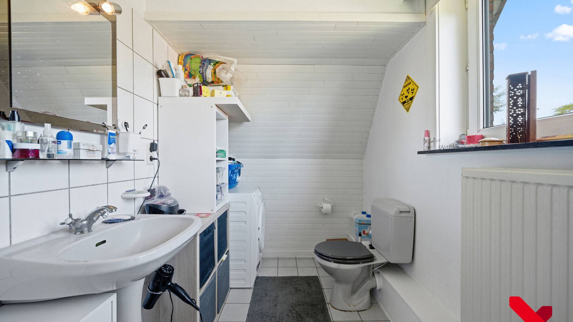 Bienvenue à Kessel-Lo ! Ce charmant appartement en duplex bénéficie d'une situation idéale, à proximité du centre de Louvain. Commerces, écoles, transports en commun et diverses installations sportives et de loisirs sont accessibles à pied ou à v
