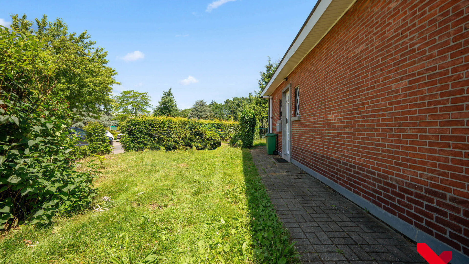 Bienvenue à Kessel-Lo ! Ce charmant appartement en duplex bénéficie d'une situation idéale, à proximité du centre de Louvain. Commerces, écoles, transports en commun et diverses installations sportives et de loisirs sont accessibles à pied ou à v