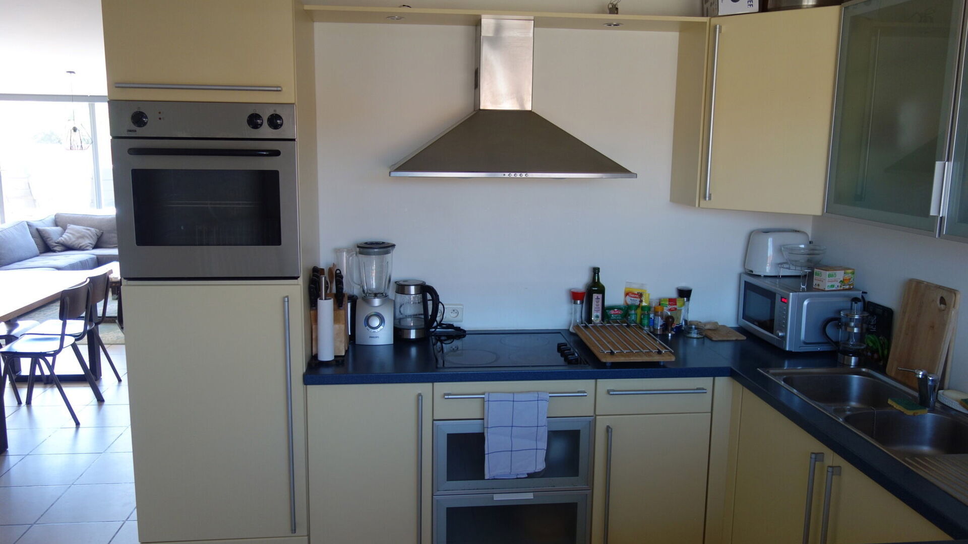 Nicely located duplex apartment in a small building on the 1st and 2nd floor with sunny terrace. Located in the center of Kessel-Lo at walking distance from Leuven station, park and supermarket. The apartment comprises on the second floor a spacious livin