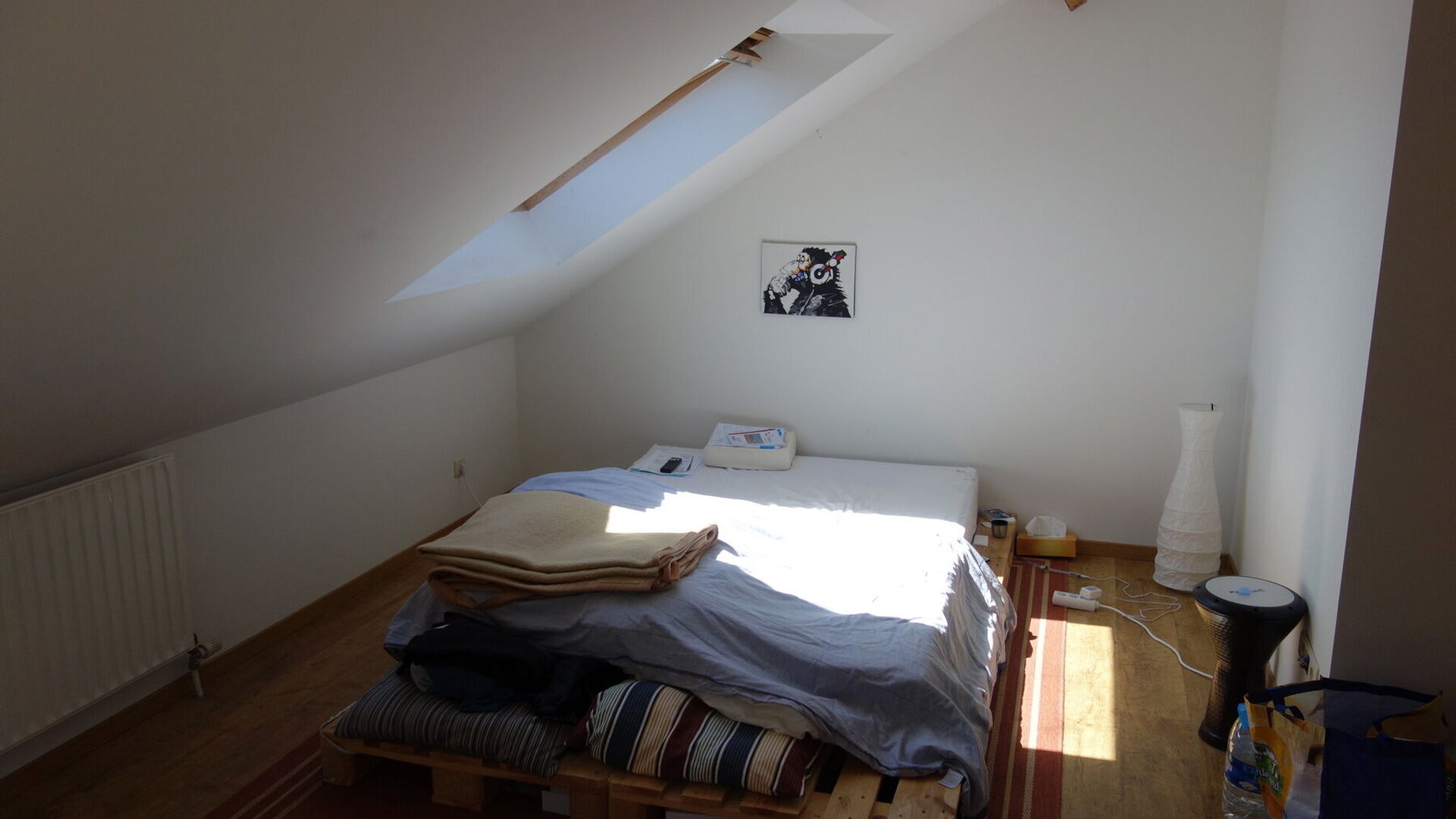 Nicely located duplex apartment in a small building on the 1st and 2nd floor with sunny terrace. Located in the center of Kessel-Lo at walking distance from Leuven station, park and supermarket. The apartment comprises on the second floor a spacious livin