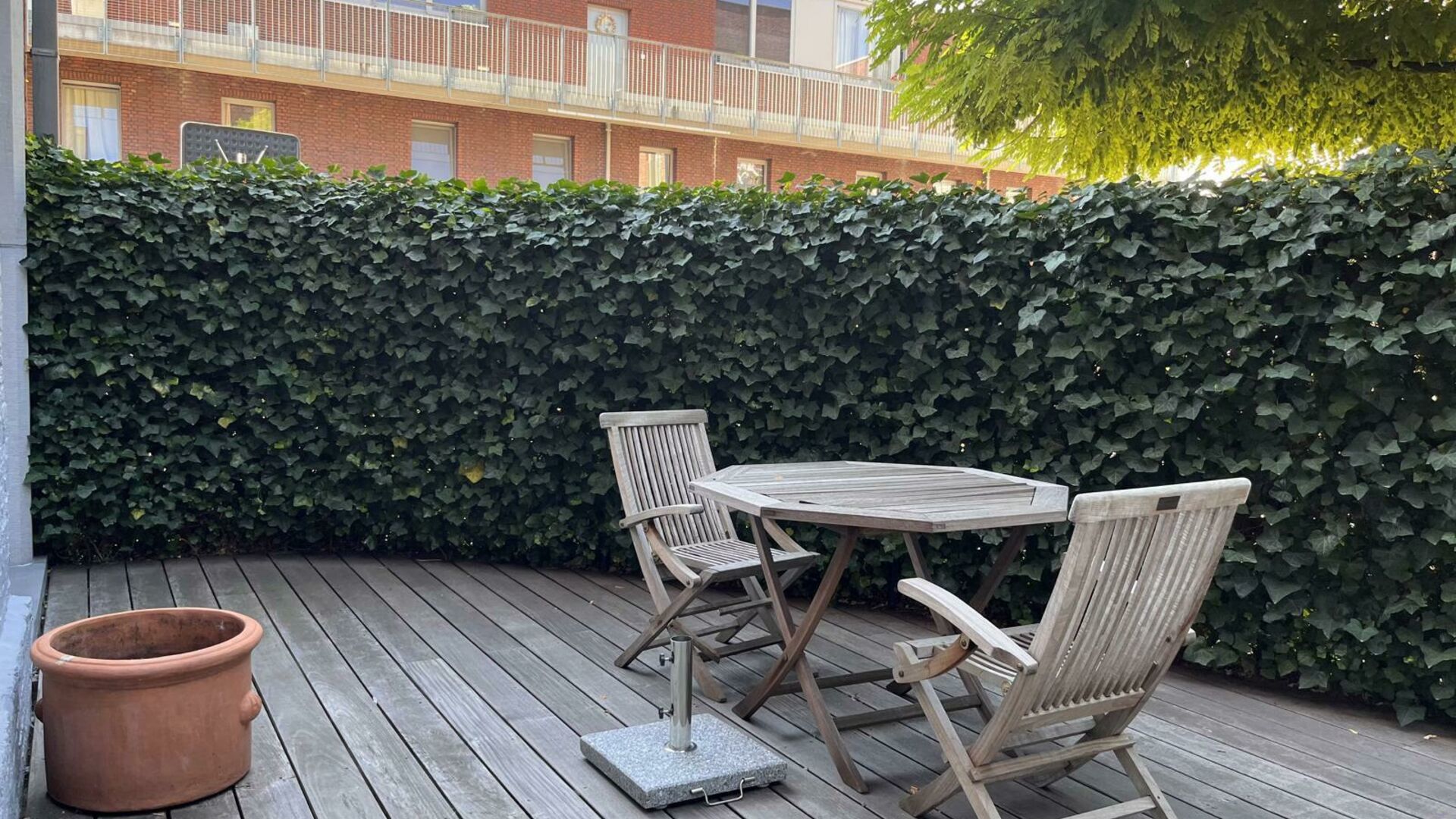 This handsome duplex apartment, located in the former gendarmerie barracks, overlooks the green courtyard and has its private entrance and terrace of +- 25 m² with separate storage room. The apartment is fully furnished and has the following layout: entr