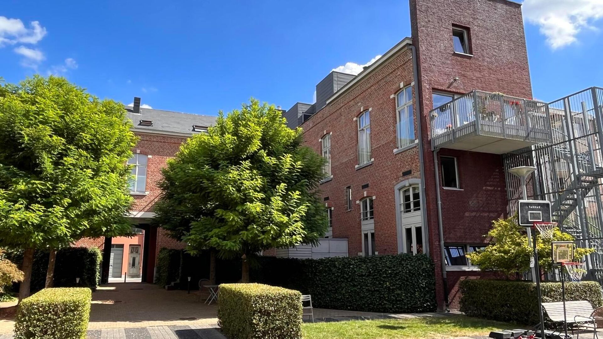 This handsome duplex apartment, located in the former gendarmerie barracks, overlooks the green courtyard and has its private entrance and terrace of +- 25 m² with separate storage room. The apartment is fully furnished and has the following layout: entr