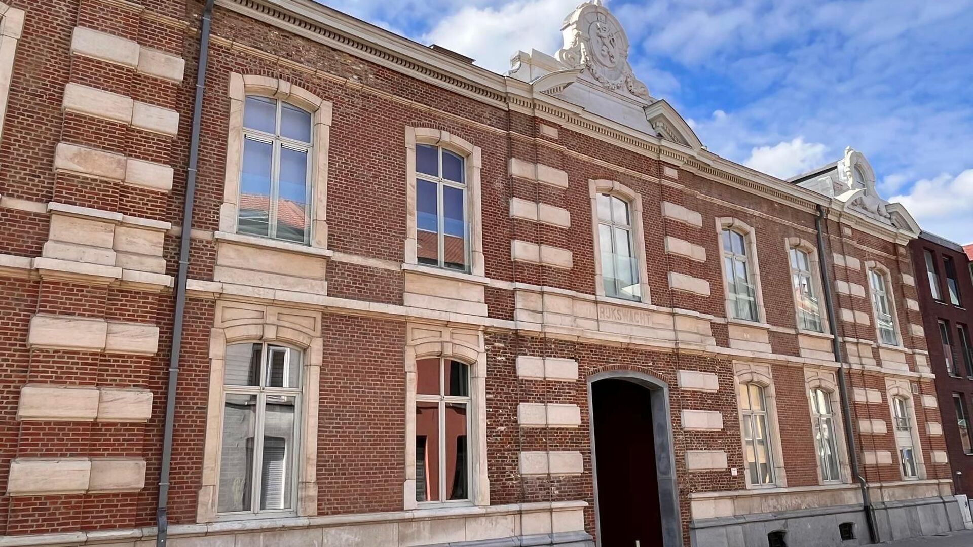 This handsome duplex apartment, located in the former gendarmerie barracks, overlooks the green courtyard and has its private entrance and terrace of +- 25 m² with separate storage room. The apartment is fully furnished and has the following layout: entr
