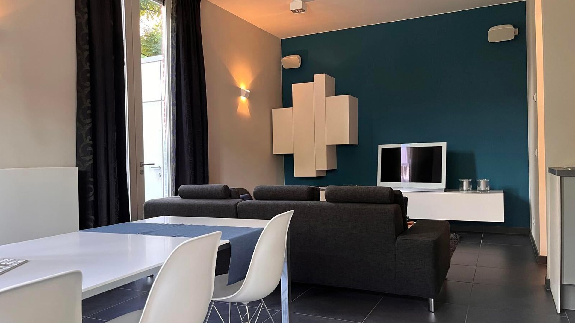 This handsome duplex apartment, located in the former gendarmerie barracks, overlooks the green courtyard and has its private entrance and terrace of +- 25 m² with separate storage room. The apartment is fully furnished and has the following layout: entr