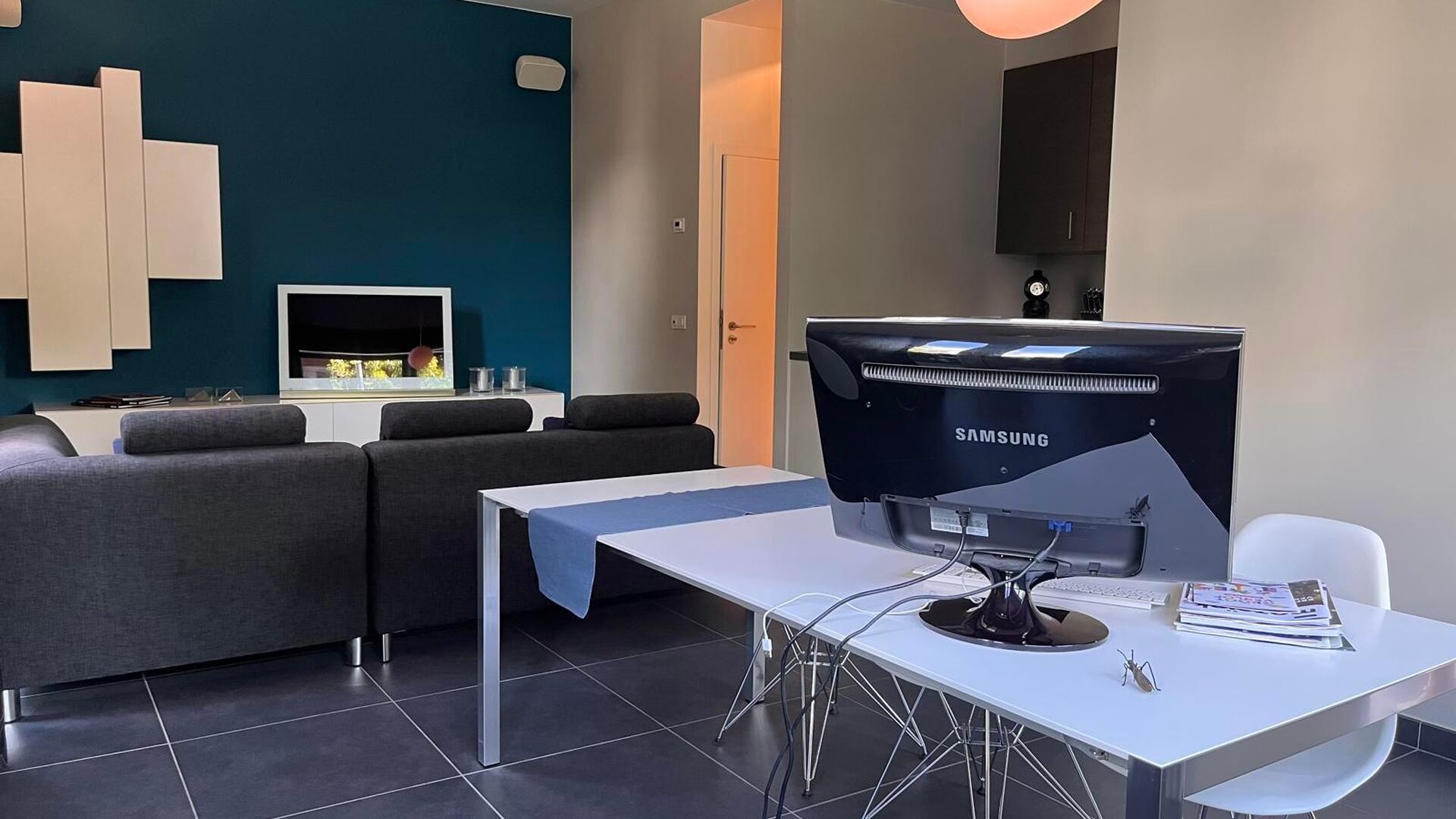 This handsome duplex apartment, located in the former gendarmerie barracks, overlooks the green courtyard and has its private entrance and terrace of +- 25 m² with separate storage room. The apartment is fully furnished and has the following layout: entr