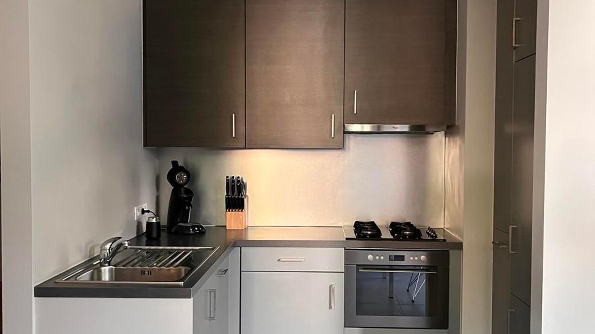 This handsome duplex apartment, located in the former gendarmerie barracks, overlooks the green courtyard and has its private entrance and terrace of +- 25 m² with separate storage room. The apartment is fully furnished and has the following layout: entr