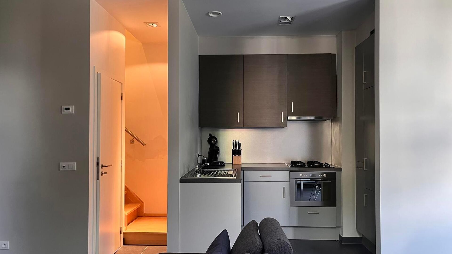 This handsome duplex apartment, located in the former gendarmerie barracks, overlooks the green courtyard and has its private entrance and terrace of +- 25 m² with separate storage room. The apartment is fully furnished and has the following layout: entr