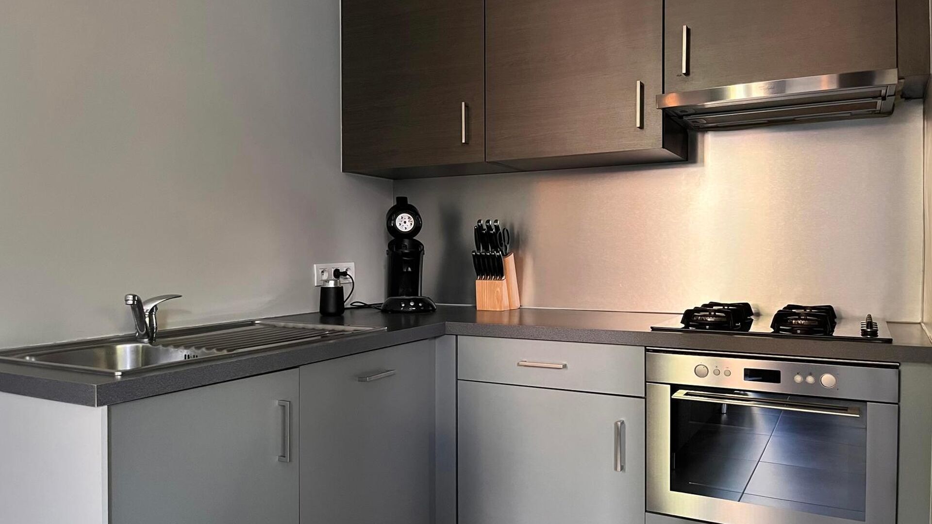 This handsome duplex apartment, located in the former gendarmerie barracks, overlooks the green courtyard and has its private entrance and terrace of +- 25 m² with separate storage room. The apartment is fully furnished and has the following layout: entr