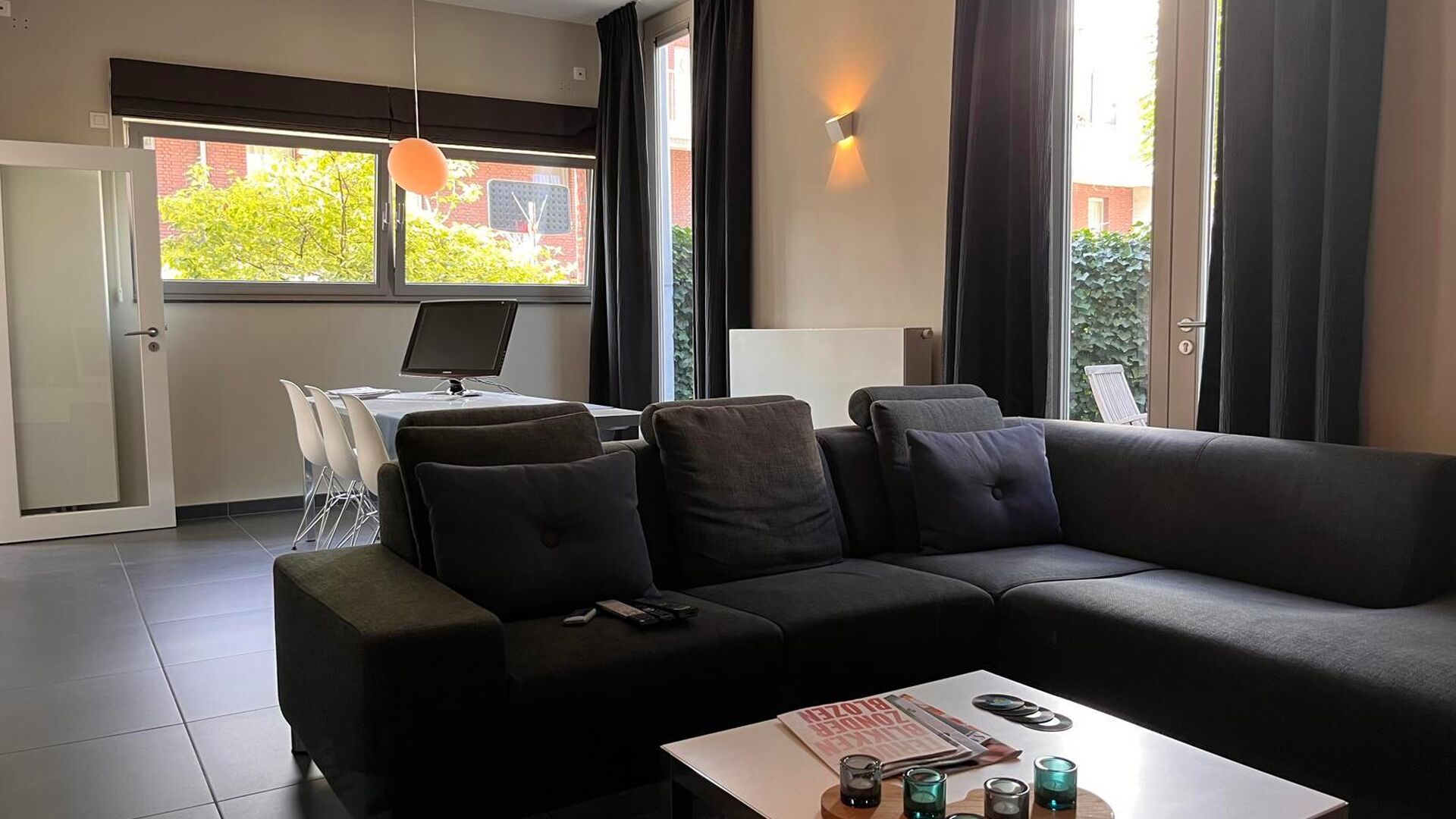 This handsome duplex apartment, located in the former gendarmerie barracks, overlooks the green courtyard and has its private entrance and terrace of +- 25 m² with separate storage room. The apartment is fully furnished and has the following layout: entr