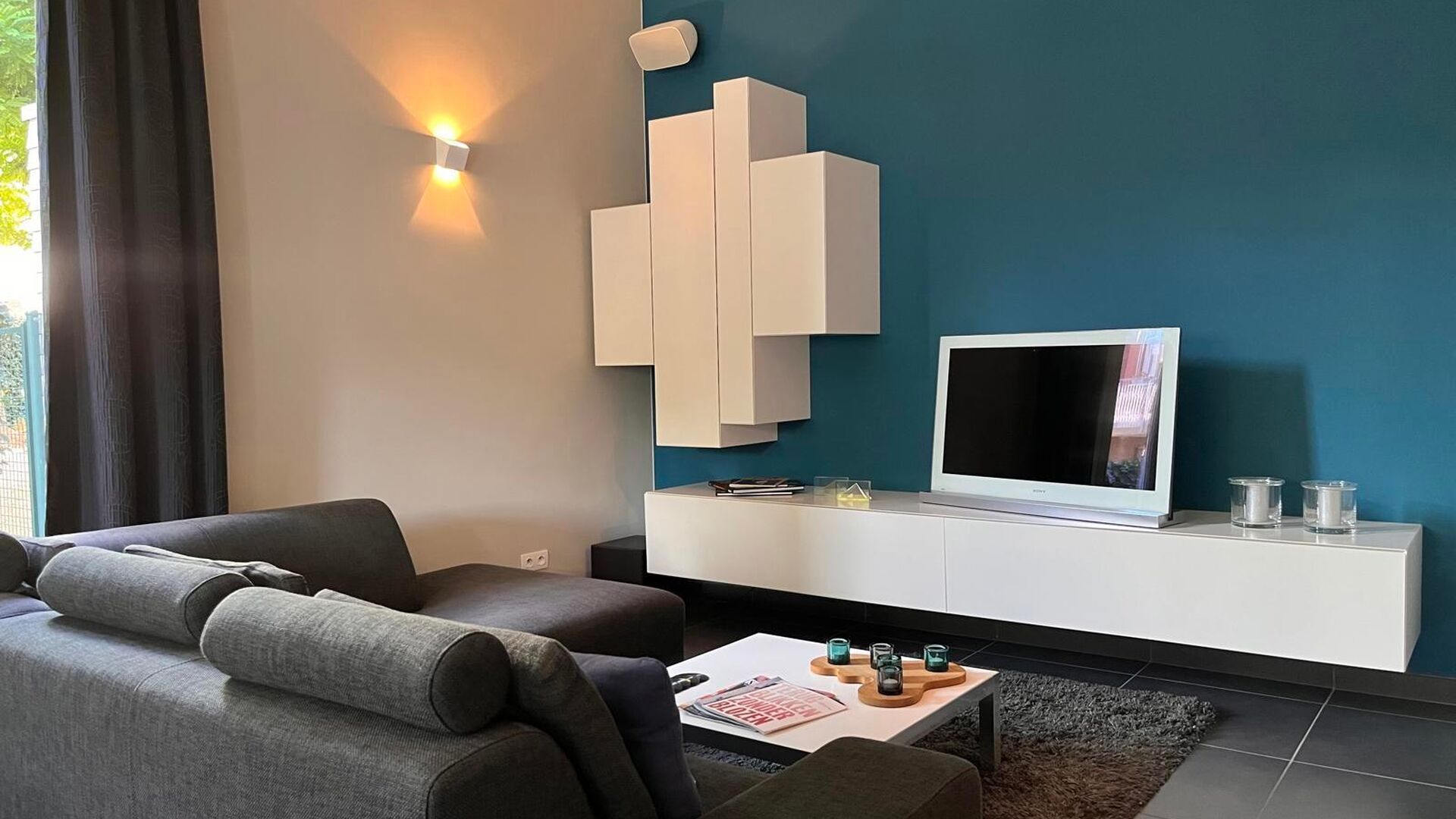 This handsome duplex apartment, located in the former gendarmerie barracks, overlooks the green courtyard and has its private entrance and terrace of +- 25 m² with separate storage room. The apartment is fully furnished and has the following layout: entr