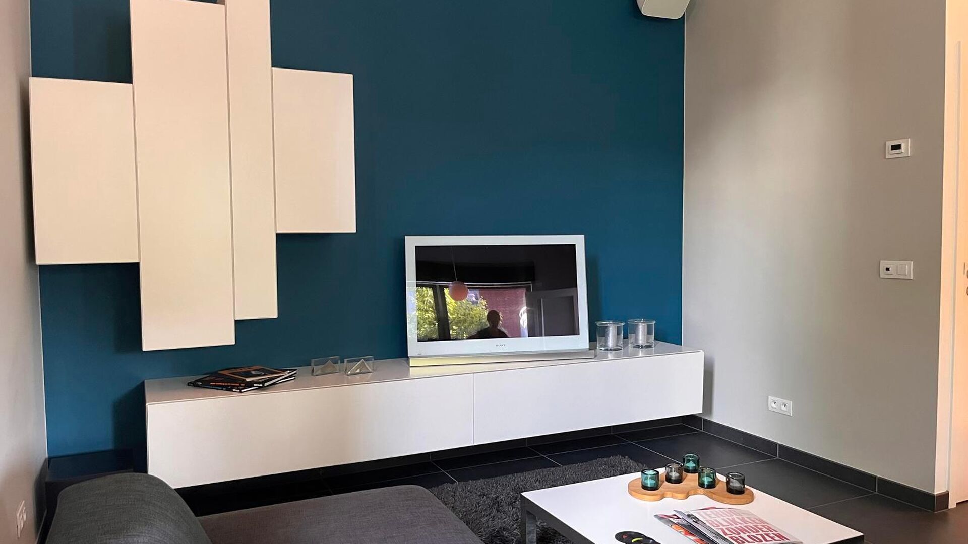 This handsome duplex apartment, located in the former gendarmerie barracks, overlooks the green courtyard and has its private entrance and terrace of +- 25 m² with separate storage room. The apartment is fully furnished and has the following layout: entr