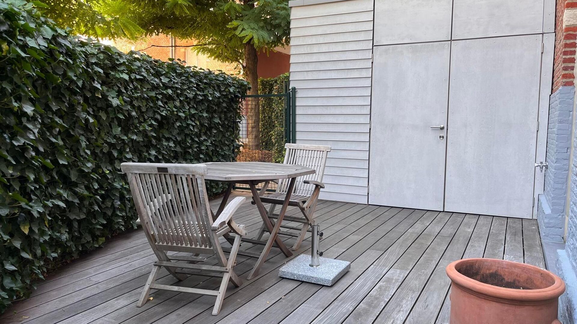 This handsome duplex apartment, located in the former gendarmerie barracks, overlooks the green courtyard and has its private entrance and terrace of +- 25 m² with separate storage room. The apartment is fully furnished and has the following layout: entr