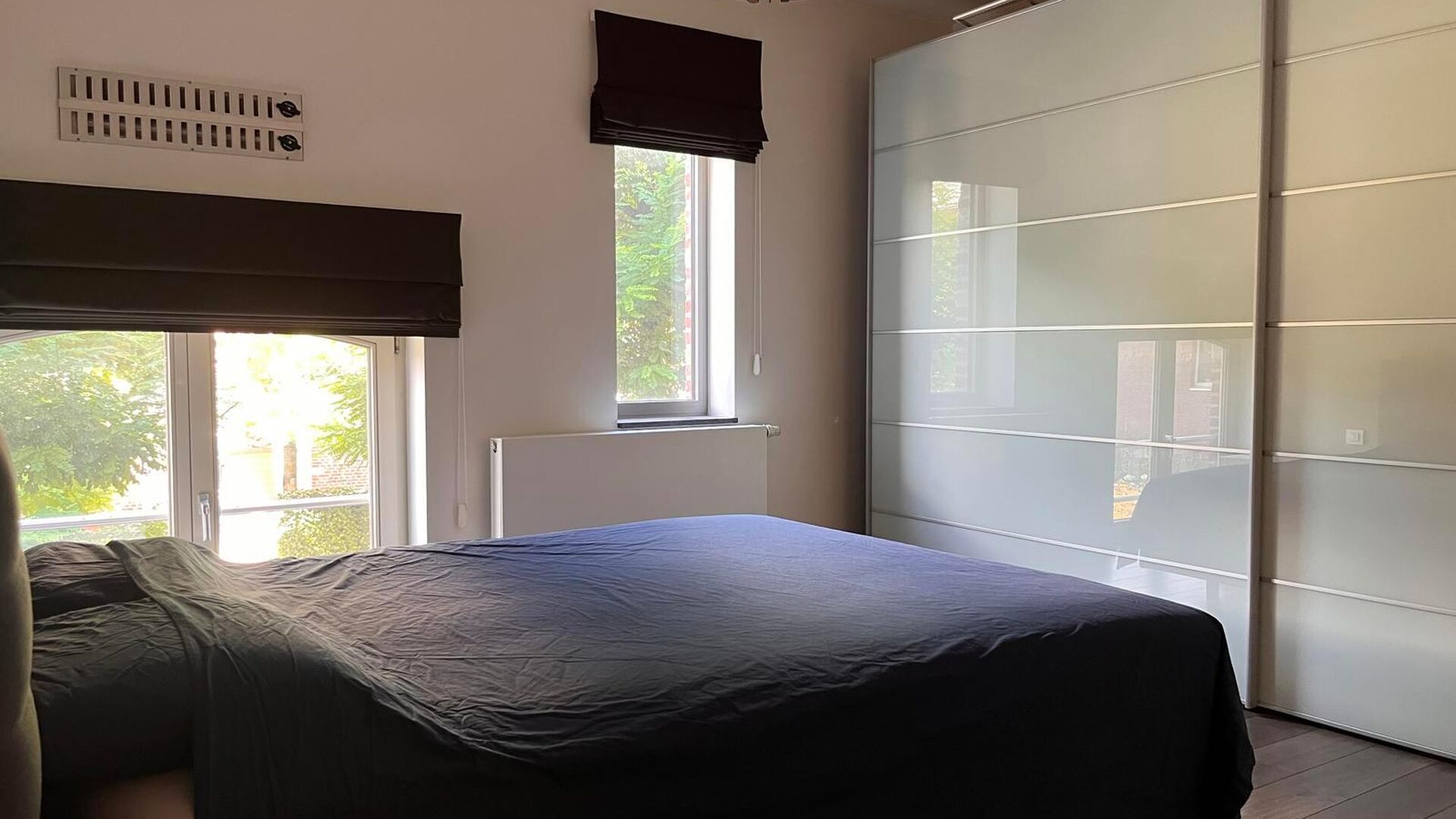 This handsome duplex apartment, located in the former gendarmerie barracks, overlooks the green courtyard and has its private entrance and terrace of +- 25 m² with separate storage room. The apartment is fully furnished and has the following layout: entr