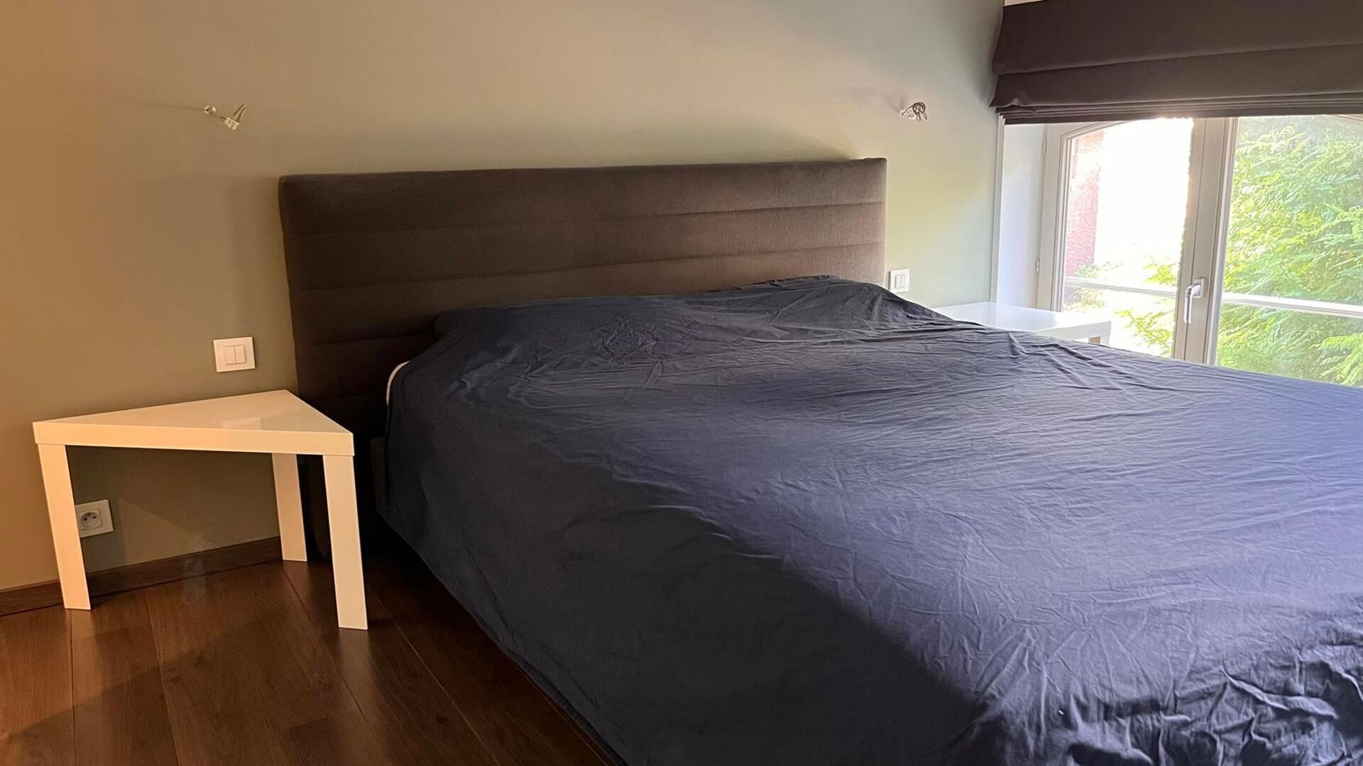 This handsome duplex apartment, located in the former gendarmerie barracks, overlooks the green courtyard and has its private entrance and terrace of +- 25 m² with separate storage room. The apartment is fully furnished and has the following layout: entr