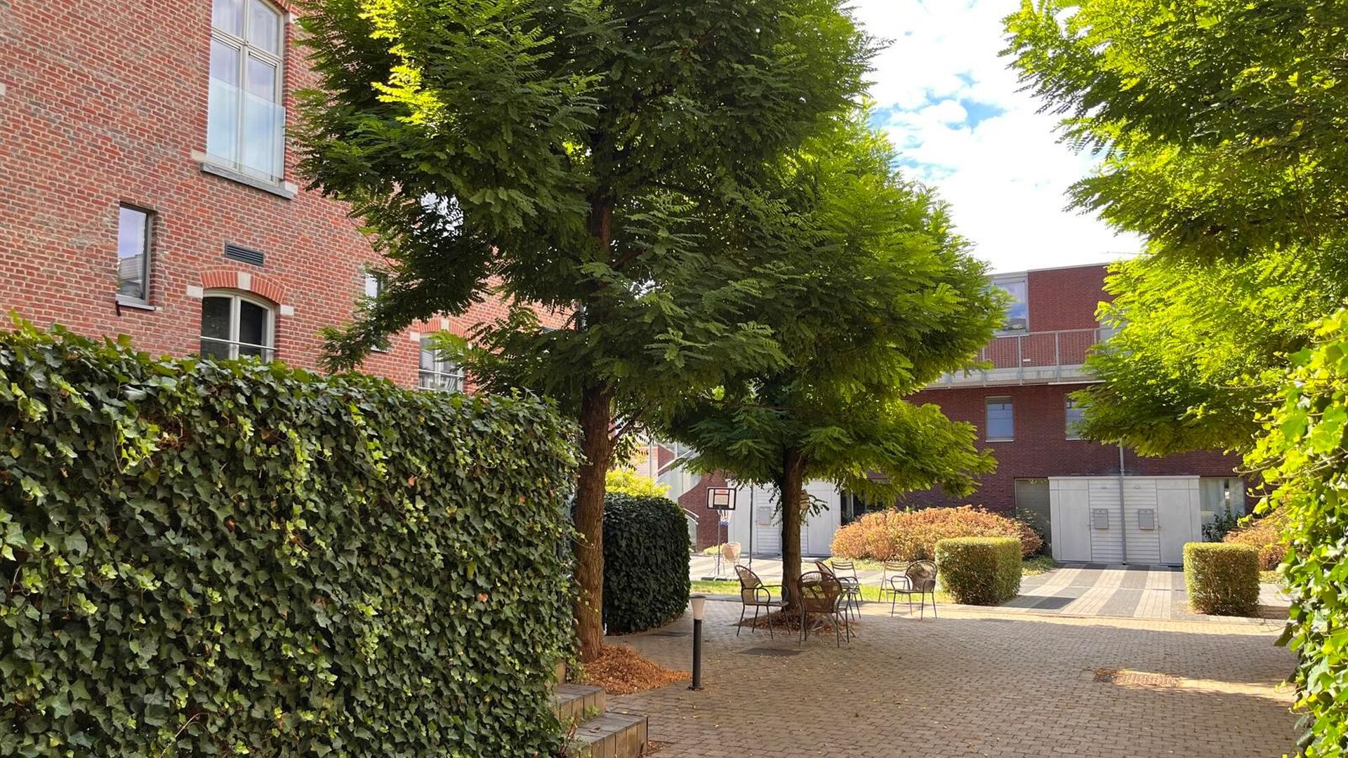 This handsome duplex apartment, located in the former gendarmerie barracks, overlooks the green courtyard and has its private entrance and terrace of +- 25 m² with separate storage room. The apartment is fully furnished and has the following layout: entr