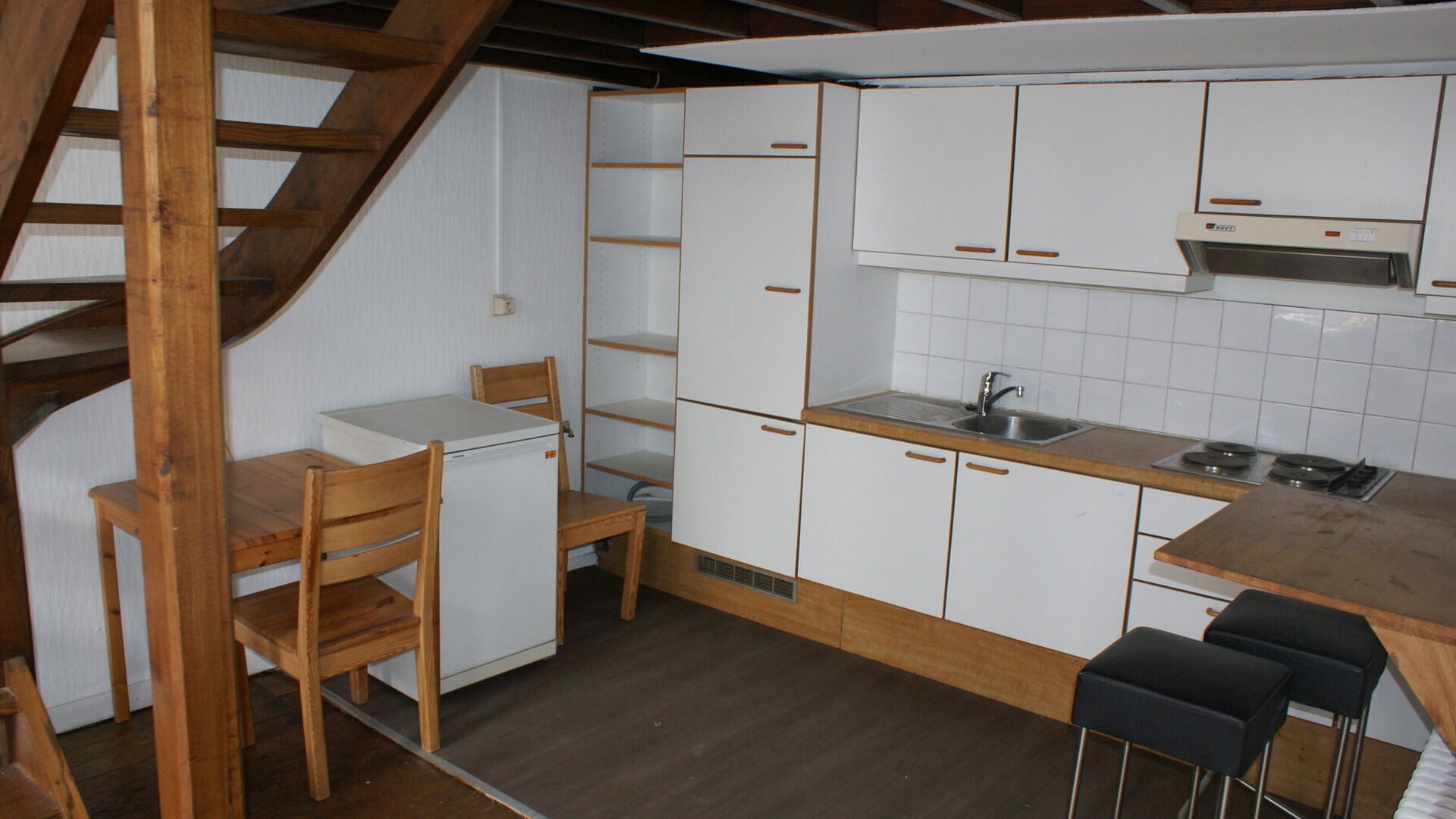 Welcome to this spacious duplex apartment in the heart of Leuven!
This move-in ready duplex is located right in the city center. It is ideal for anyone looking to enjoy the vibrant city atmosphere combined with excellent accessibility. The train station,