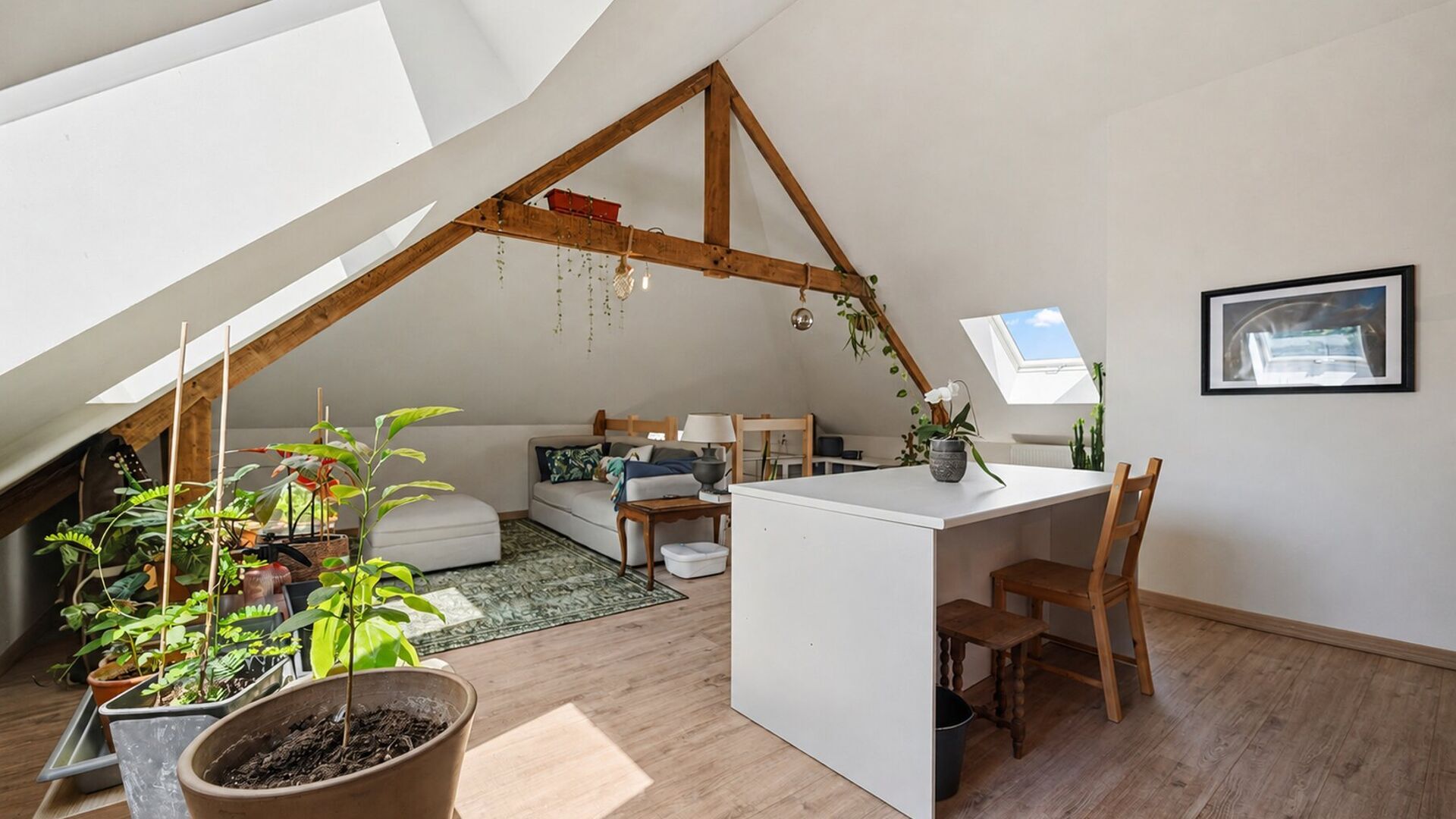 Welcome to Kessel-Lo! This charming duplex apartment enjoys an excellent location close to the center of Leuven. Shops, schools, public transport, and various sports and recreational facilities are within walking and cycling distance, offering an ideal co