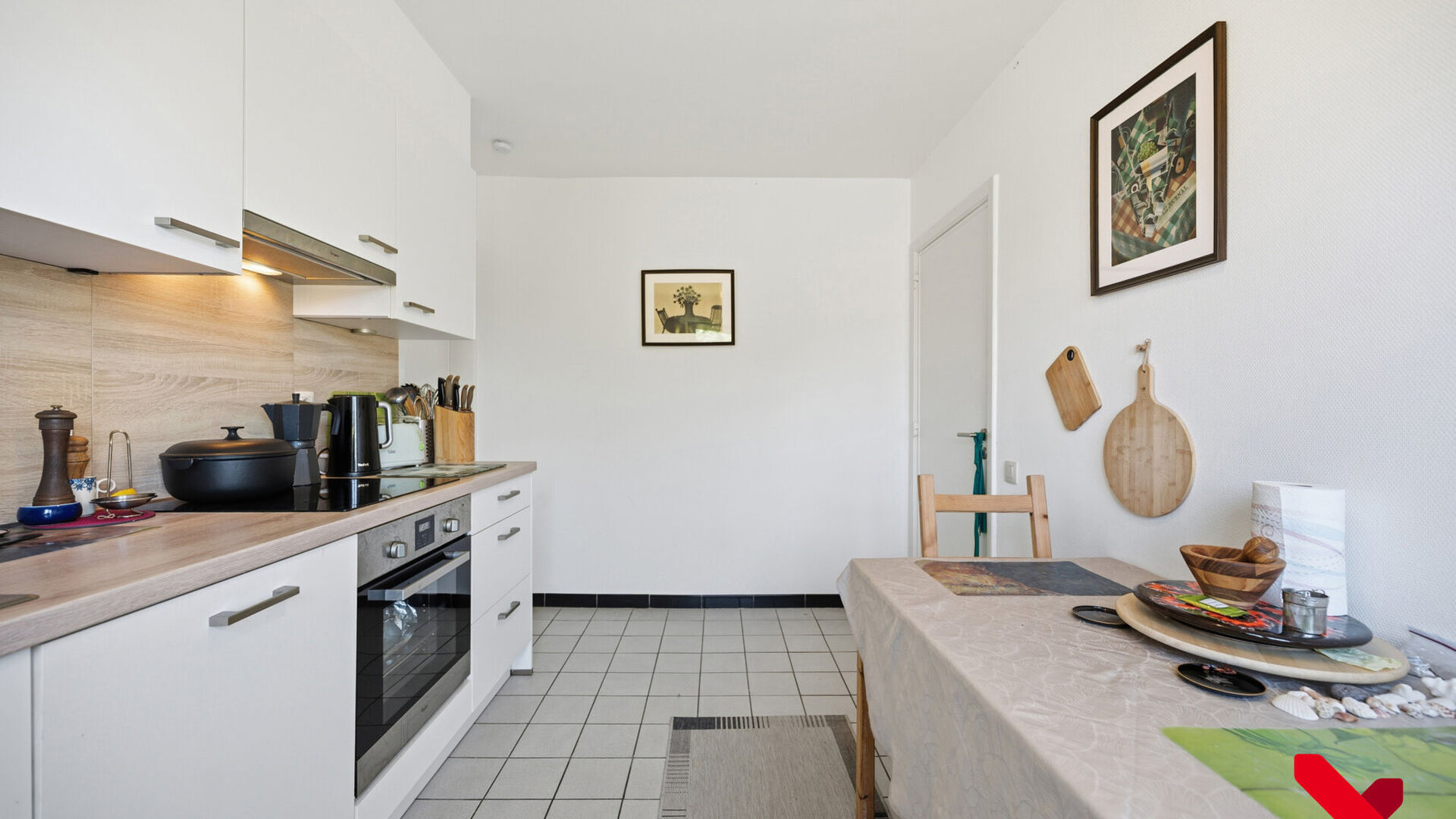 Welcome to Kessel-Lo! This charming duplex apartment enjoys an excellent location close to the center of Leuven. Shops, schools, public transport, and various sports and recreational facilities are within walking and cycling distance, offering an ideal co
