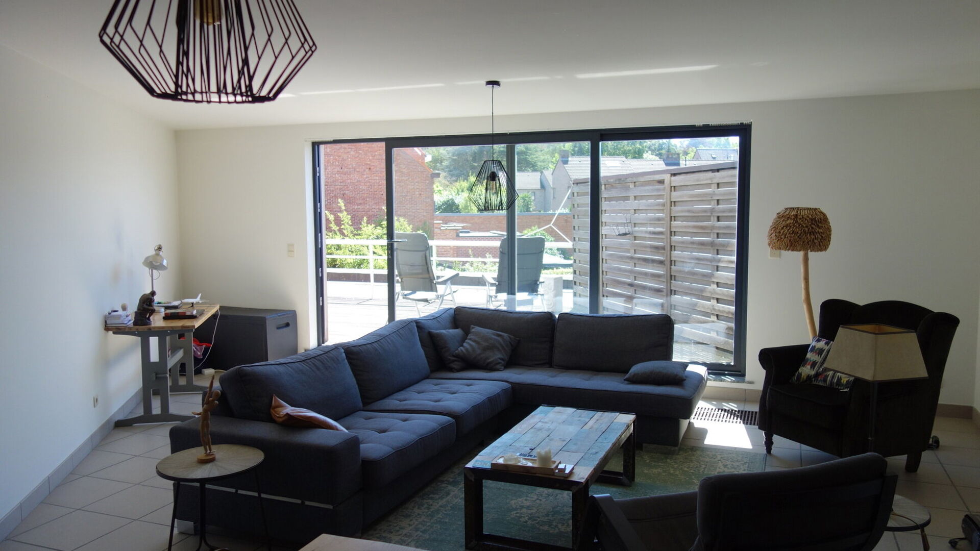 Tof gelegen duplex appartement in een kleinschalig gebouw op het 1e en 2e verdiep met zonnig terras. Gelegen in het centrum van Kessel-Lo op wandelafstand van Leuven station, park en de supermarkt. Het appartement omvat op de eerste verdieping een ruime l