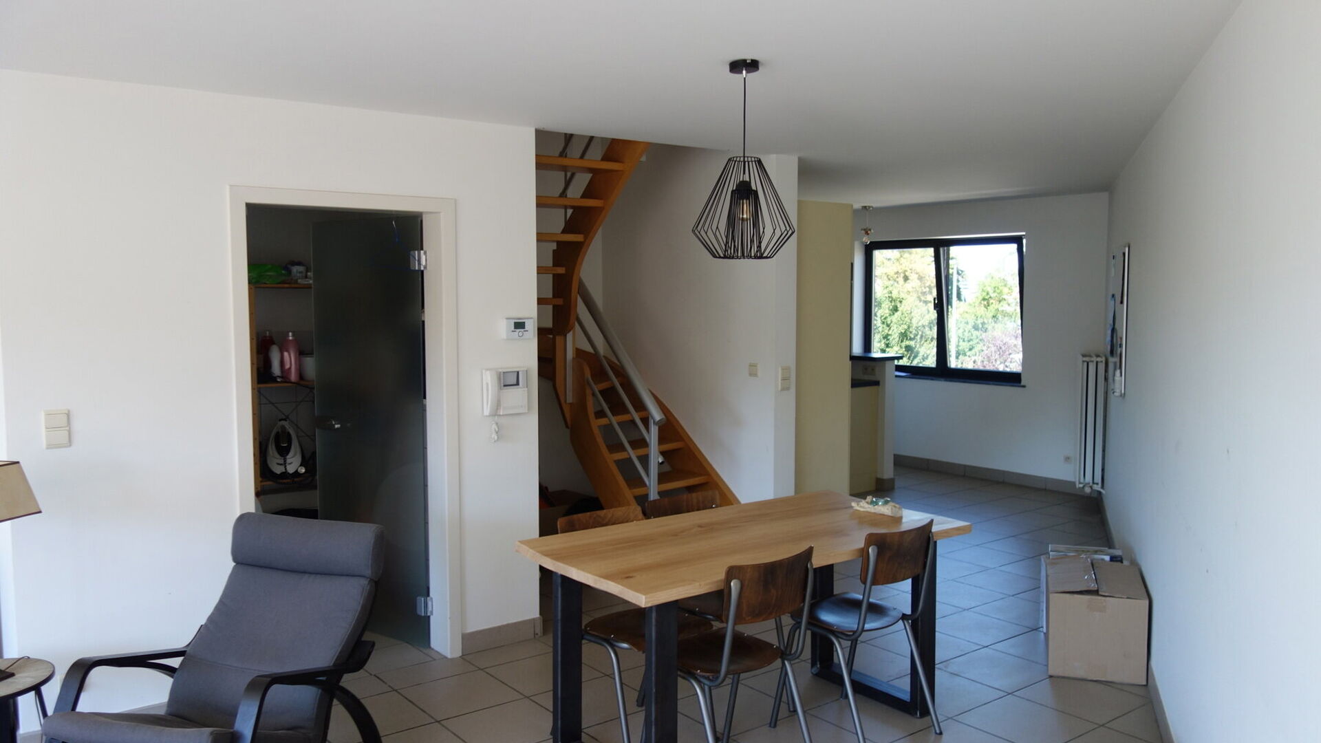 Tof gelegen duplex appartement in een kleinschalig gebouw op het 1e en 2e verdiep met zonnig terras. Gelegen in het centrum van Kessel-Lo op wandelafstand van Leuven station, park en de supermarkt. Het appartement omvat op de eerste verdieping een ruime l