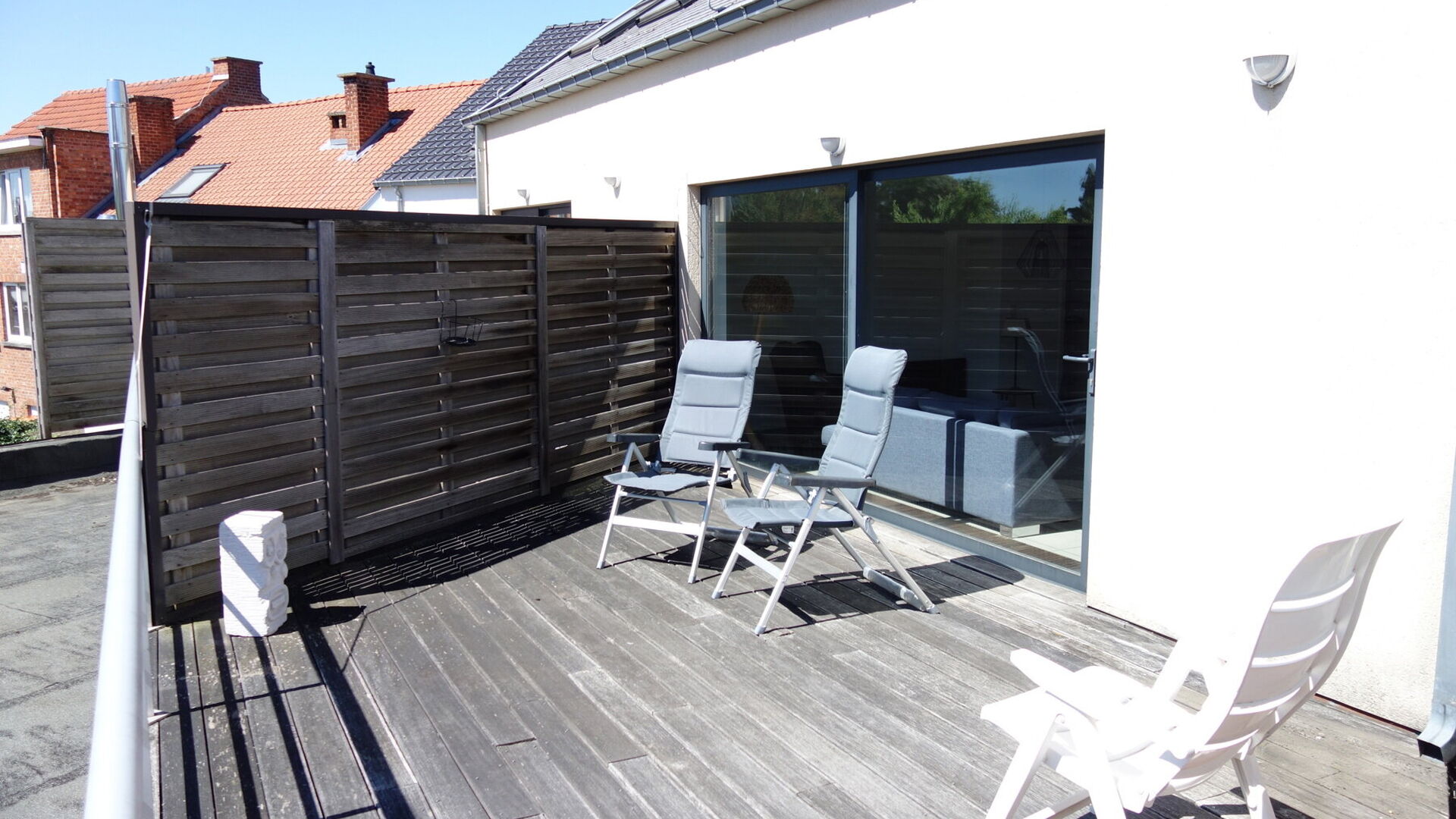 Tof gelegen duplex appartement in een kleinschalig gebouw op het 1e en 2e verdiep met zonnig terras. Gelegen in het centrum van Kessel-Lo op wandelafstand van Leuven station, park en de supermarkt. Het appartement omvat op de eerste verdieping een ruime l