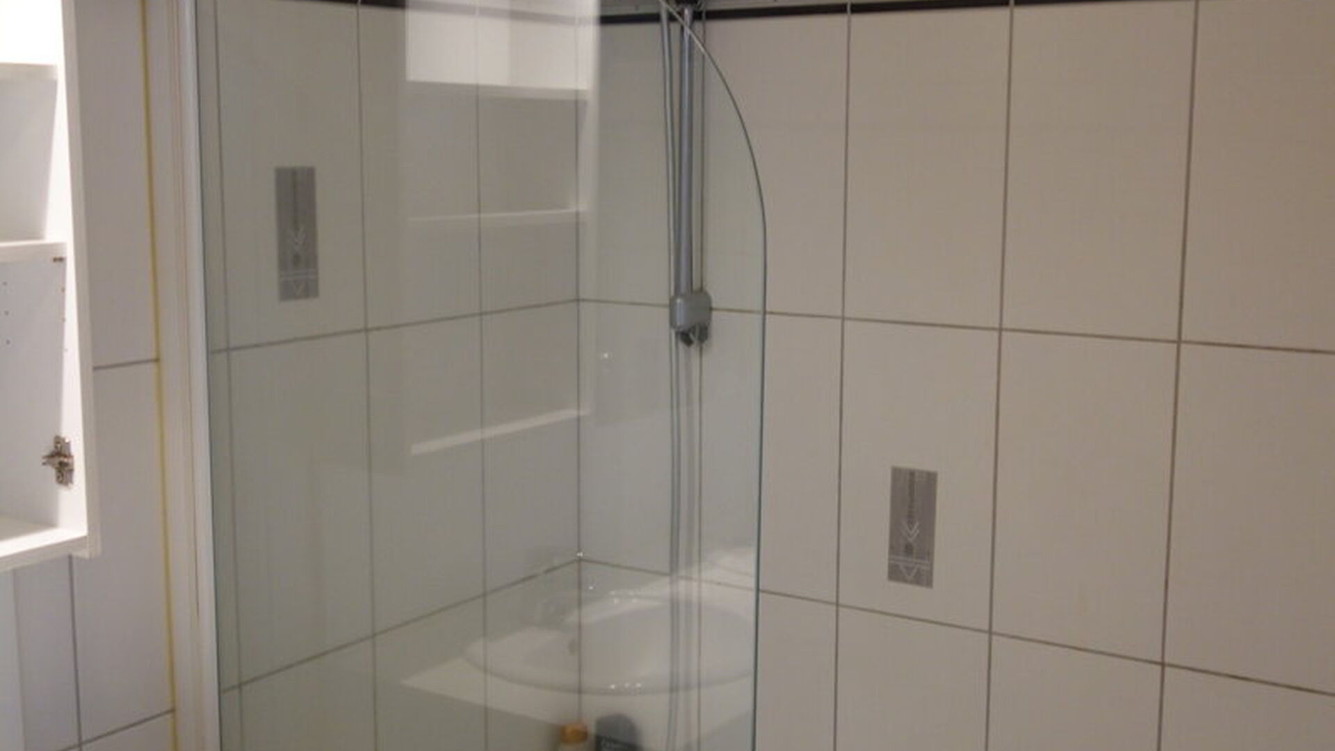 Tof gelegen duplex appartement in een kleinschalig gebouw op het 1e en 2e verdiep met zonnig terras. Gelegen in het centrum van Kessel-Lo op wandelafstand van Leuven station, park en de supermarkt. Het appartement omvat op de eerste verdieping een ruime l