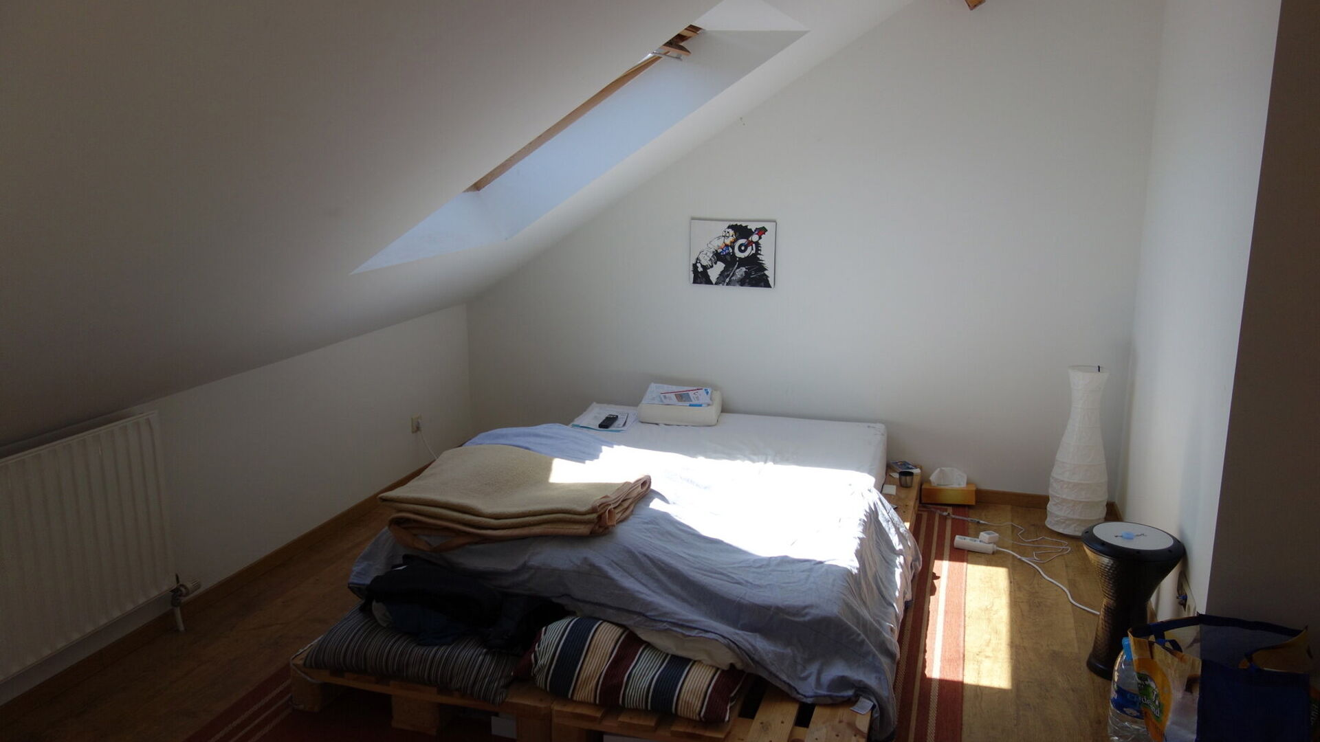 Tof gelegen duplex appartement in een kleinschalig gebouw op het 1e en 2e verdiep met zonnig terras. Gelegen in het centrum van Kessel-Lo op wandelafstand van Leuven station, park en de supermarkt. Het appartement omvat op de eerste verdieping een ruime l
