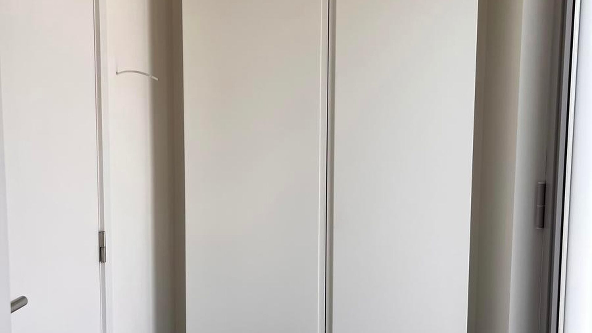 Dit knap duplex-appartement, gelegen in de voormalige rijkswachtkazerne, geeft uit op de groene binnenkoer en heeft hier eveneens zijn privatieve ingang en terras van +- 25 m² met aparte berging. Het appartement is volledig gemeubeld en heeft volgende in