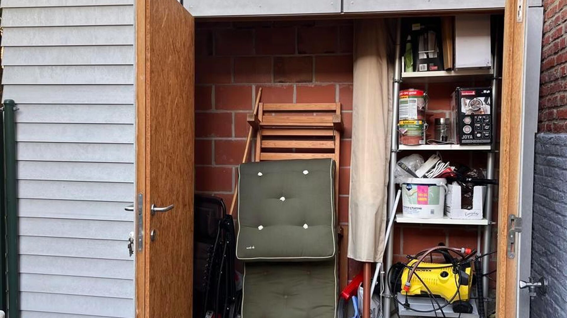 Dit knap duplex-appartement, gelegen in de voormalige rijkswachtkazerne, geeft uit op de groene binnenkoer en heeft hier eveneens zijn privatieve ingang en terras van +- 25 m² met aparte berging. Het appartement is volledig gemeubeld en heeft volgende in