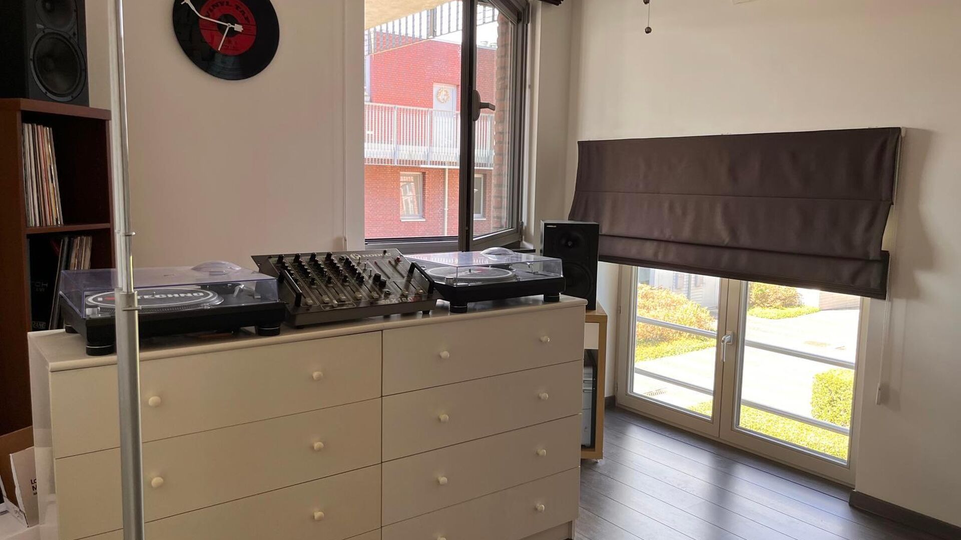 Dit knap duplex-appartement, gelegen in de voormalige rijkswachtkazerne, geeft uit op de groene binnenkoer en heeft hier eveneens zijn privatieve ingang en terras van +- 25 m² met aparte berging. Het appartement is volledig gemeubeld en heeft volgende in