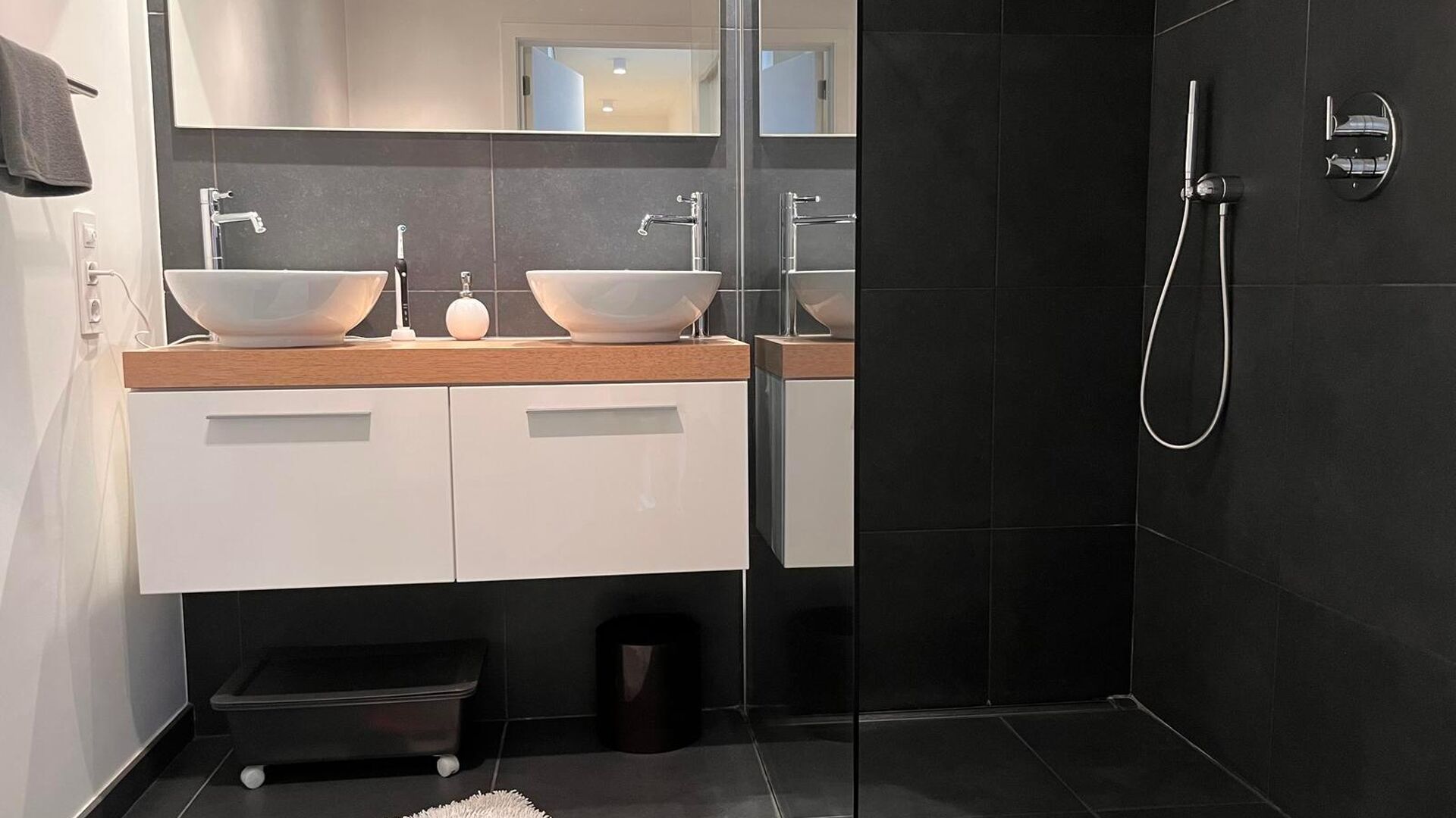 Dit knap duplex-appartement, gelegen in de voormalige rijkswachtkazerne, geeft uit op de groene binnenkoer en heeft hier eveneens zijn privatieve ingang en terras van +- 25 m² met aparte berging. Het appartement is volledig gemeubeld en heeft volgende in