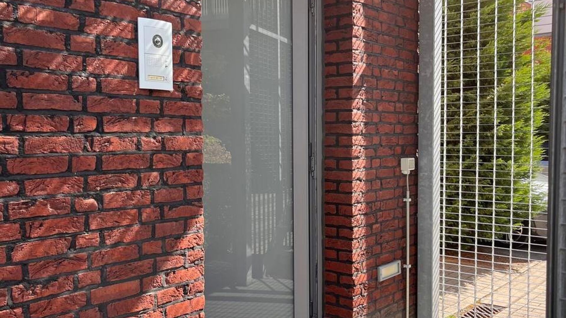 Dit knap duplex-appartement, gelegen in de voormalige rijkswachtkazerne, geeft uit op de groene binnenkoer en heeft hier eveneens zijn privatieve ingang en terras van +- 25 m² met aparte berging. Het appartement is volledig gemeubeld en heeft volgende in