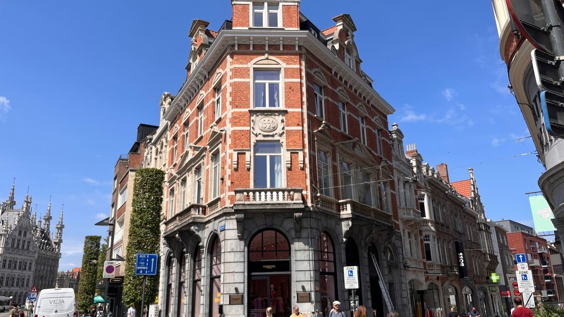 Welkom in dit ruime duplex-appartement in hartje Leuven!

Deze instapklare duplex bevindt zich pal in het centrum en is ideaal voor wie houdt van de bruisende stadssfeer in combinatie met een uitstekende bereikbaarheid. Het treinstation, bushaltes en wink