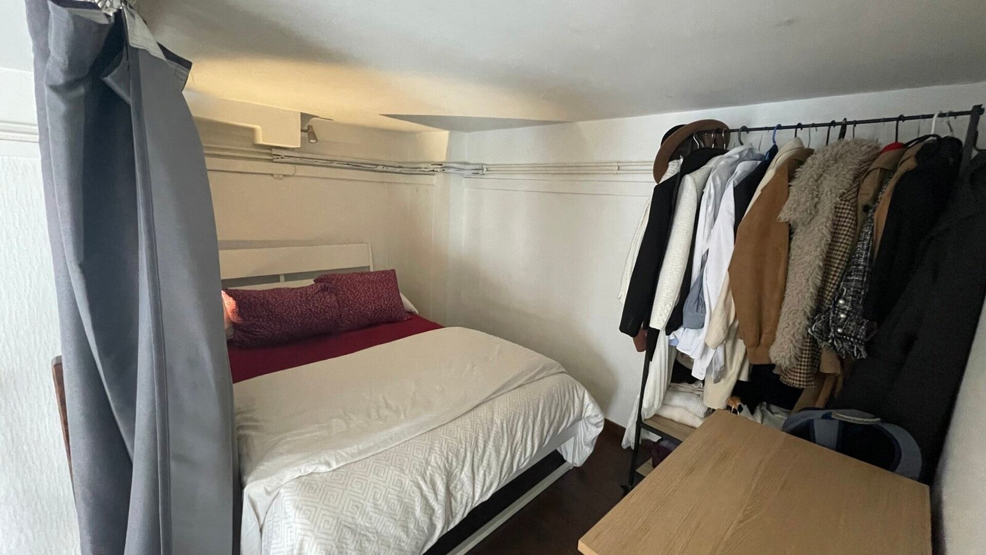 Welkom in dit ruime duplex-appartement in hartje Leuven!

Deze instapklare duplex bevindt zich pal in het centrum en is ideaal voor wie houdt van de bruisende stadssfeer in combinatie met een uitstekende bereikbaarheid. Het treinstation, bushaltes en wink