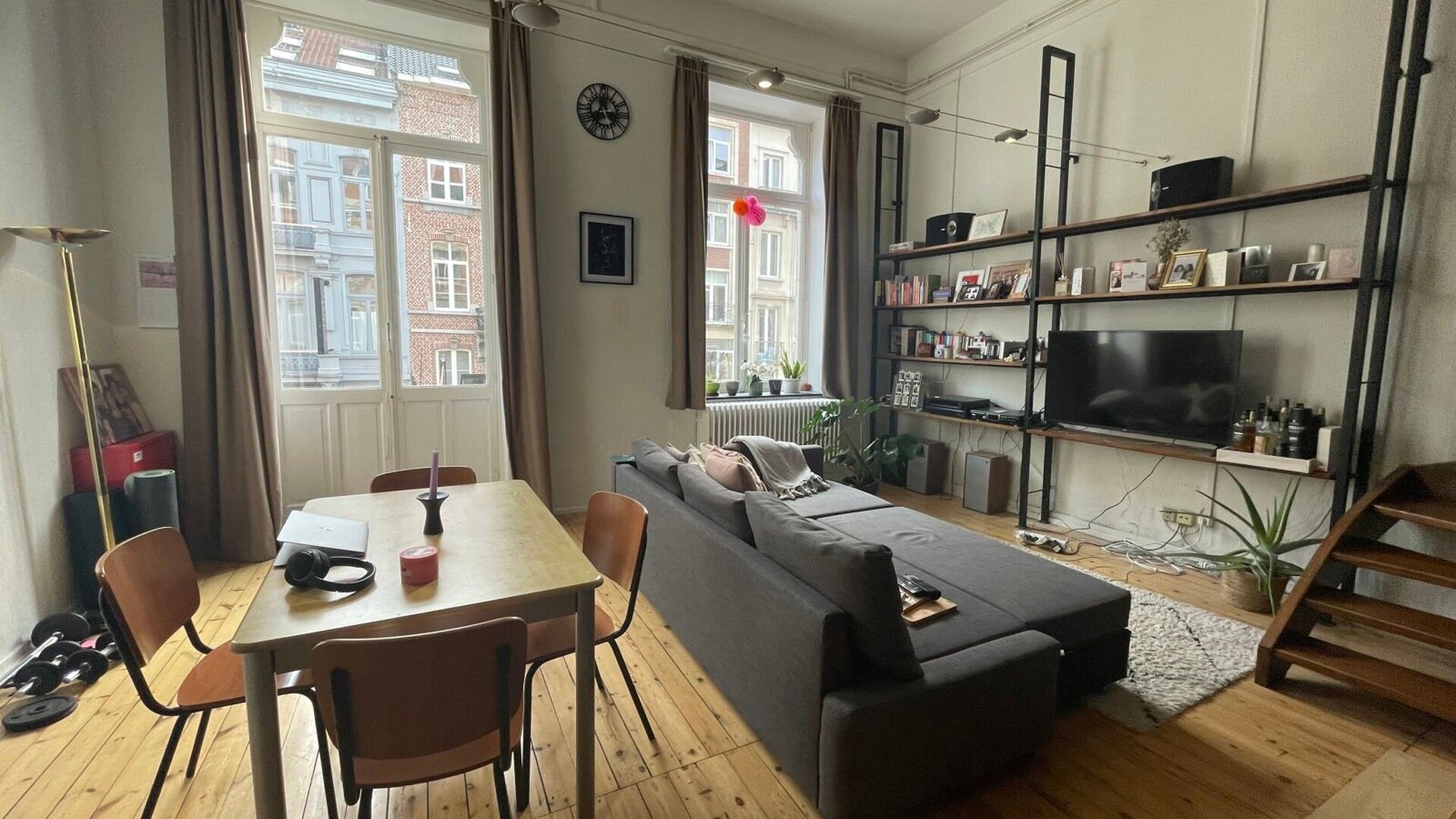 Welkom in dit ruime duplex-appartement in hartje Leuven!

Deze instapklare duplex bevindt zich pal in het centrum en is ideaal voor wie houdt van de bruisende stadssfeer in combinatie met een uitstekende bereikbaarheid. Het treinstation, bushaltes en wink