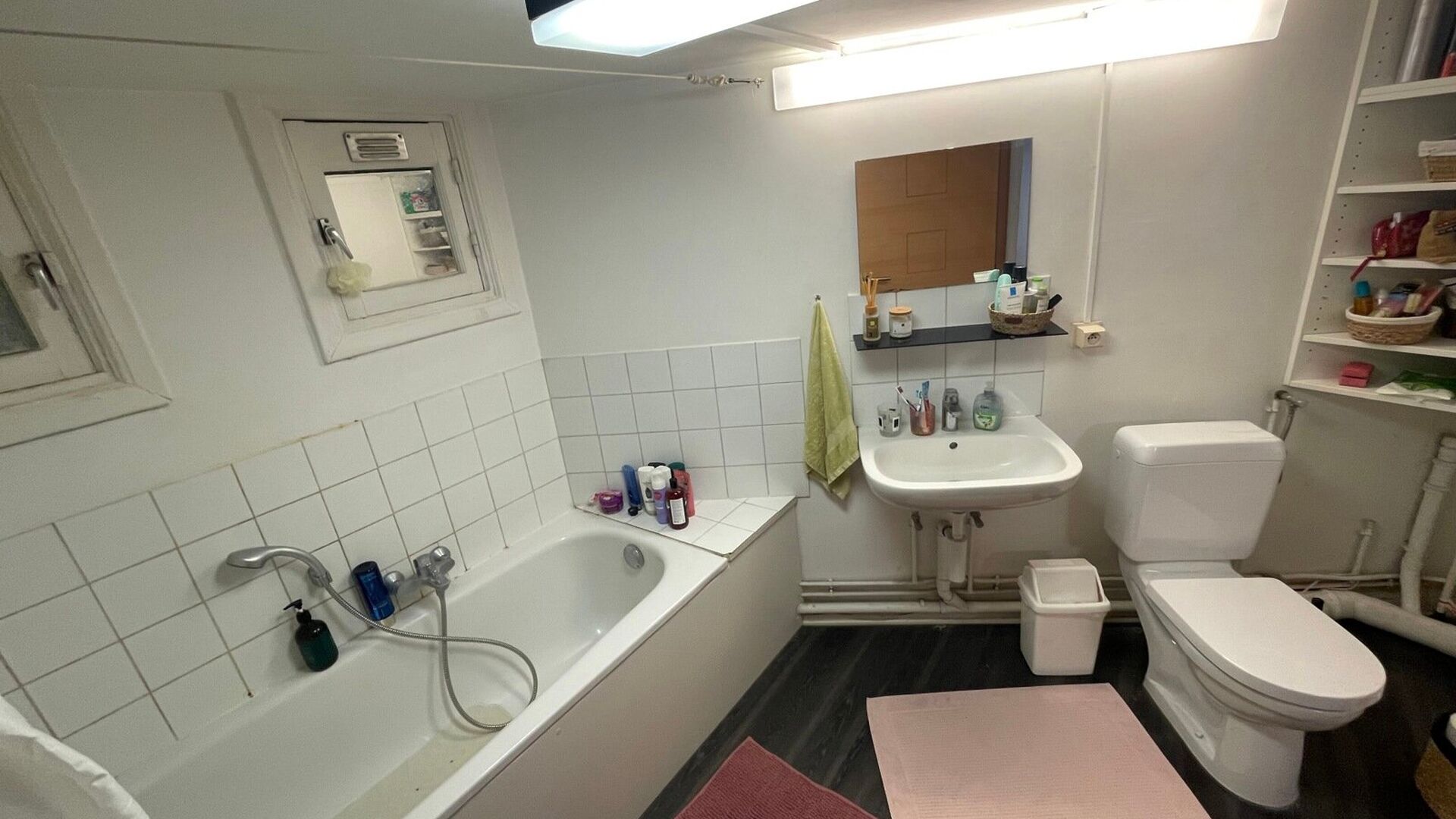 Welkom in dit ruime duplex-appartement in hartje Leuven!

Deze instapklare duplex bevindt zich pal in het centrum en is ideaal voor wie houdt van de bruisende stadssfeer in combinatie met een uitstekende bereikbaarheid. Het treinstation, bushaltes en wink