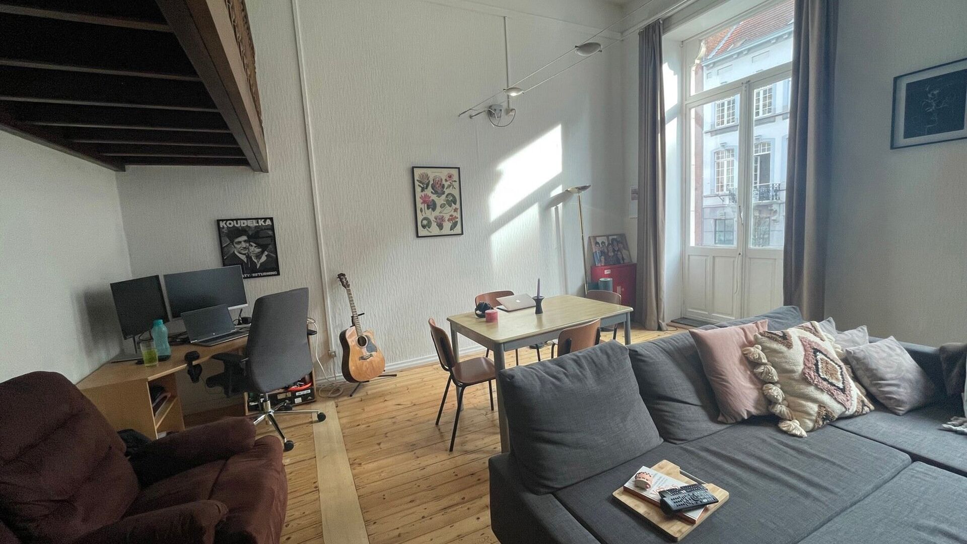 Welkom in dit ruime duplex-appartement in hartje Leuven!

Deze instapklare duplex bevindt zich pal in het centrum en is ideaal voor wie houdt van de bruisende stadssfeer in combinatie met een uitstekende bereikbaarheid. Het treinstation, bushaltes en wink