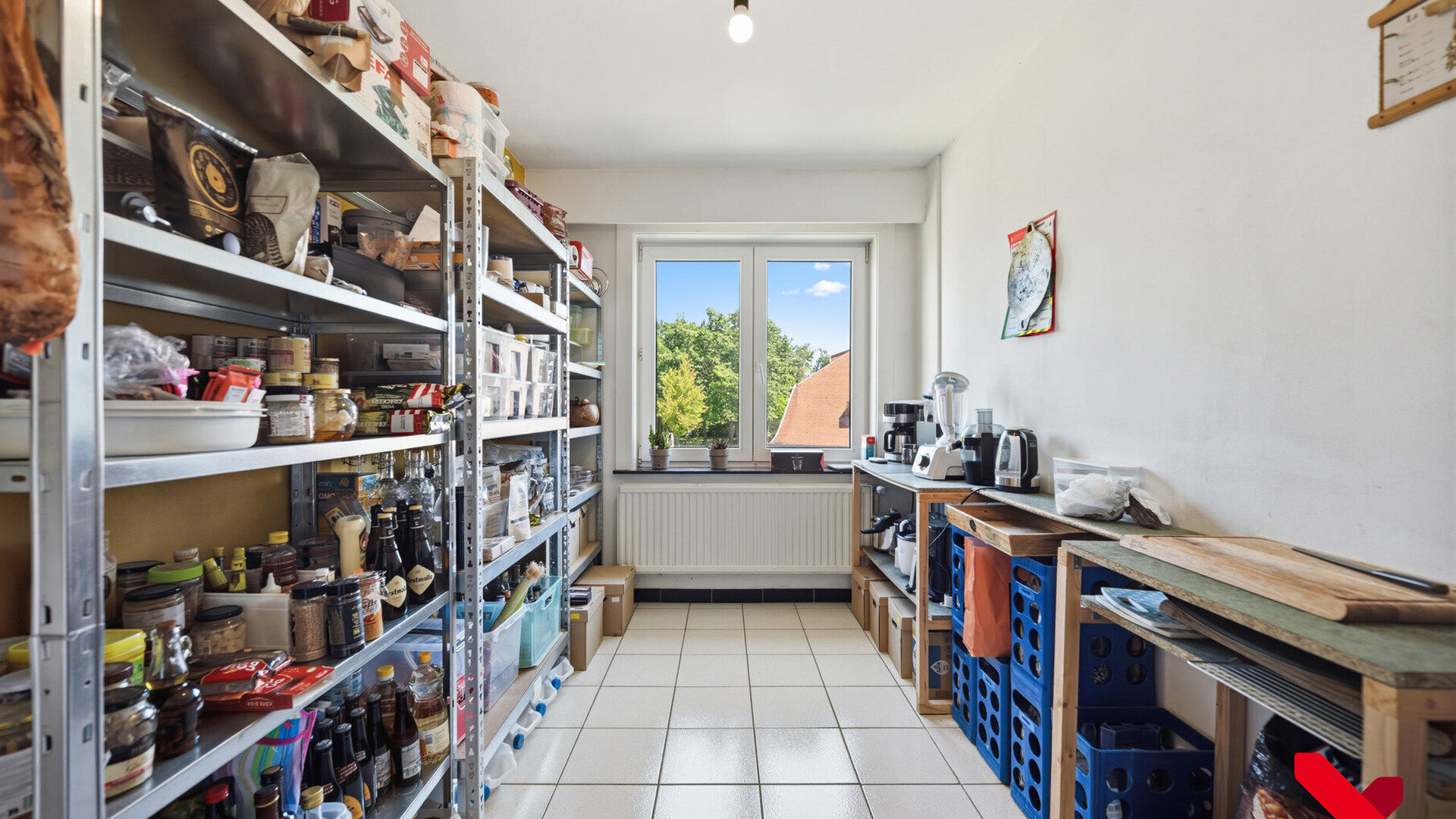 Welkom in Kessel-Lo! Dit charmante duplexappartement geniet van een uitstekende ligging vlak bij het centrum van Leuven. Winkels, scholen, openbaar vervoer en diverse sport- en recreatiefaciliteiten bevinden zich op wandel- en fietsafstand, waardoor u hie