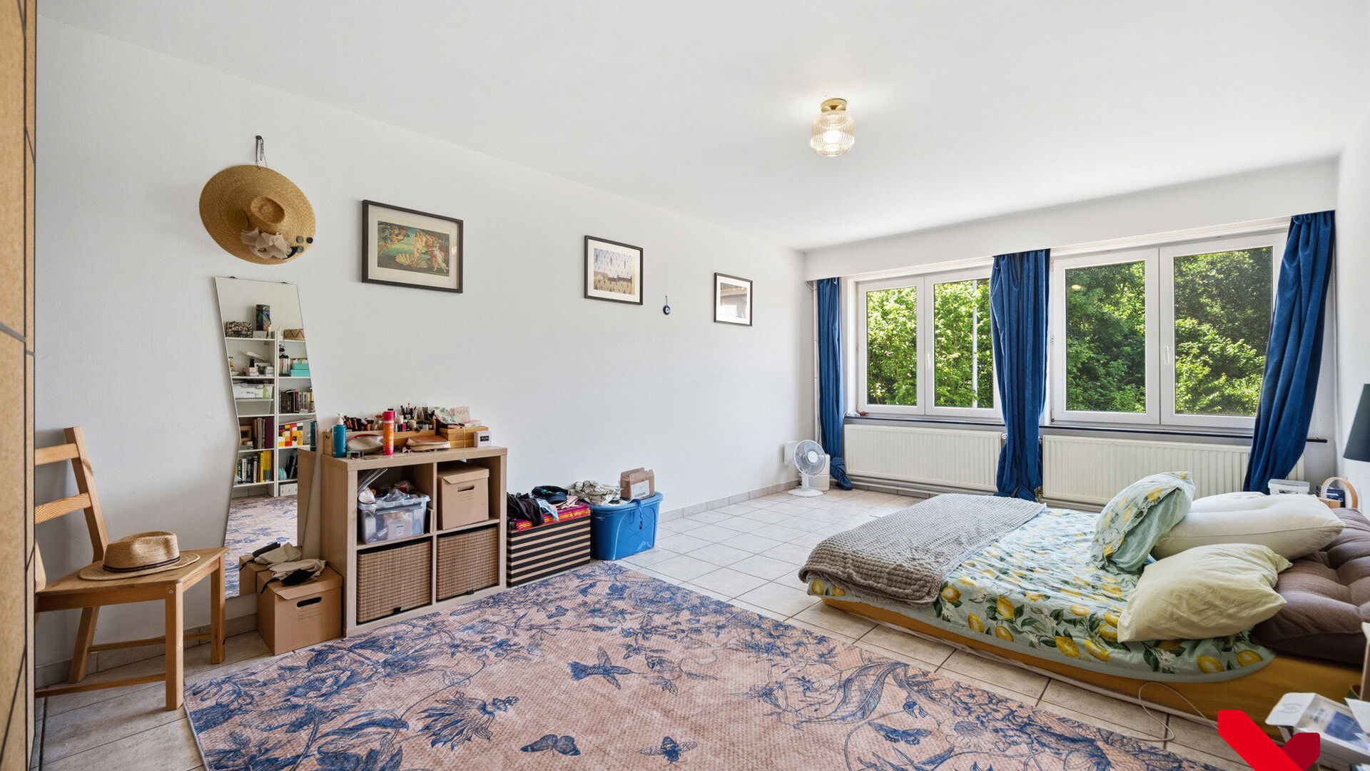 Welkom in Kessel-Lo! Dit charmante duplexappartement geniet van een uitstekende ligging vlak bij het centrum van Leuven. Winkels, scholen, openbaar vervoer en diverse sport- en recreatiefaciliteiten bevinden zich op wandel- en fietsafstand, waardoor u hie