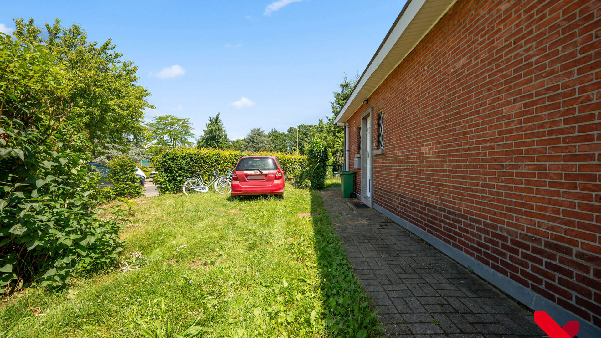 Welkom in Kessel-Lo! Dit charmante duplexappartement geniet van een uitstekende ligging vlak bij het centrum van Leuven. Winkels, scholen, openbaar vervoer en diverse sport- en recreatiefaciliteiten bevinden zich op wandel- en fietsafstand, waardoor u hie